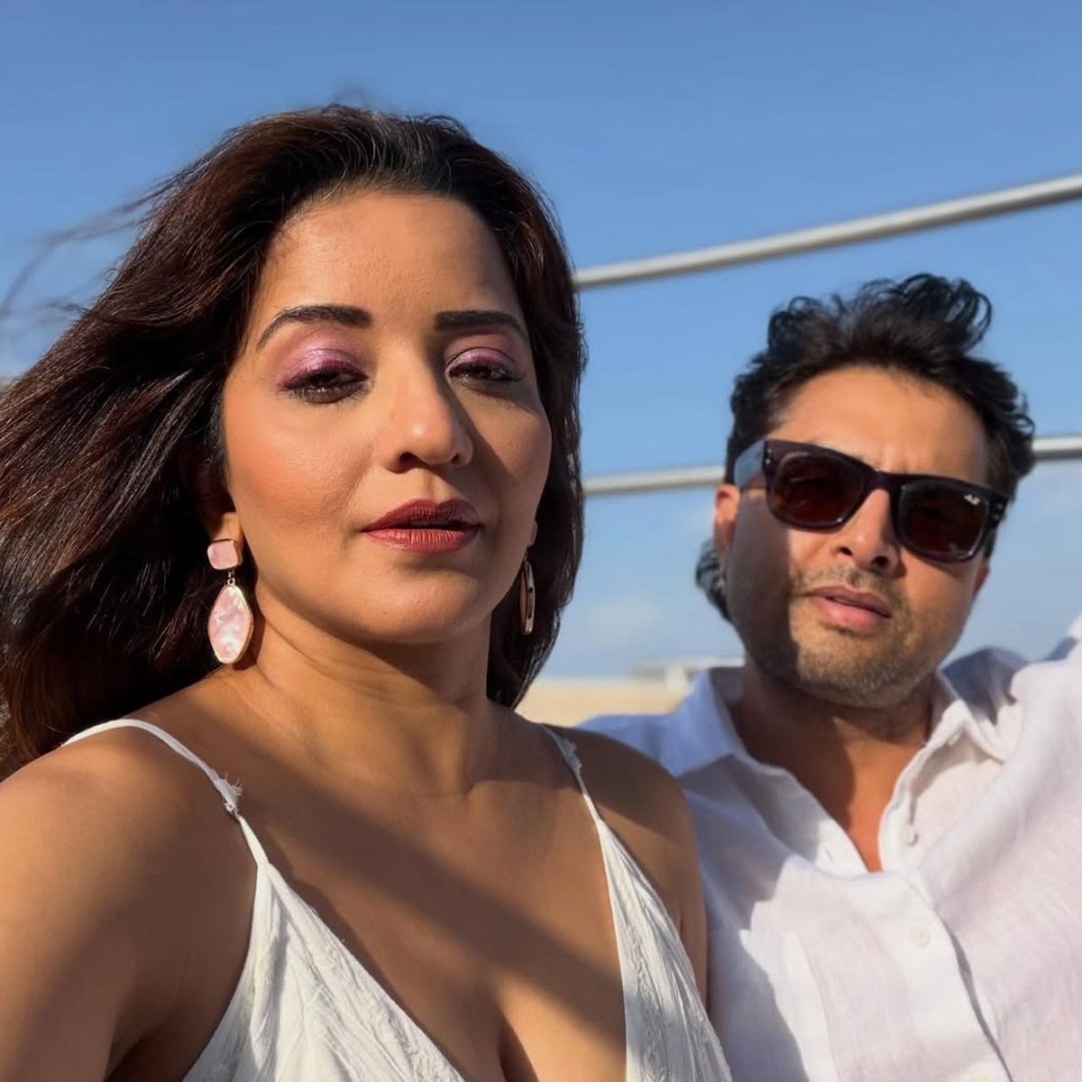 बोल्ड लुक में छाईं मोनालिसा