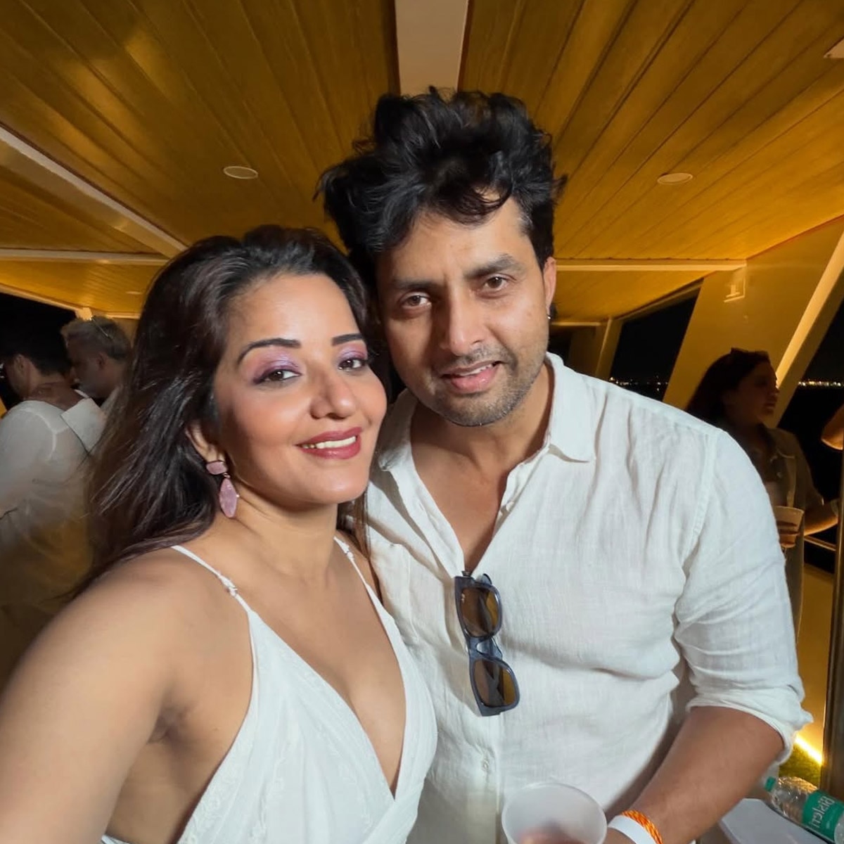 बोल्ड लुक में छाईं मोनालिसा