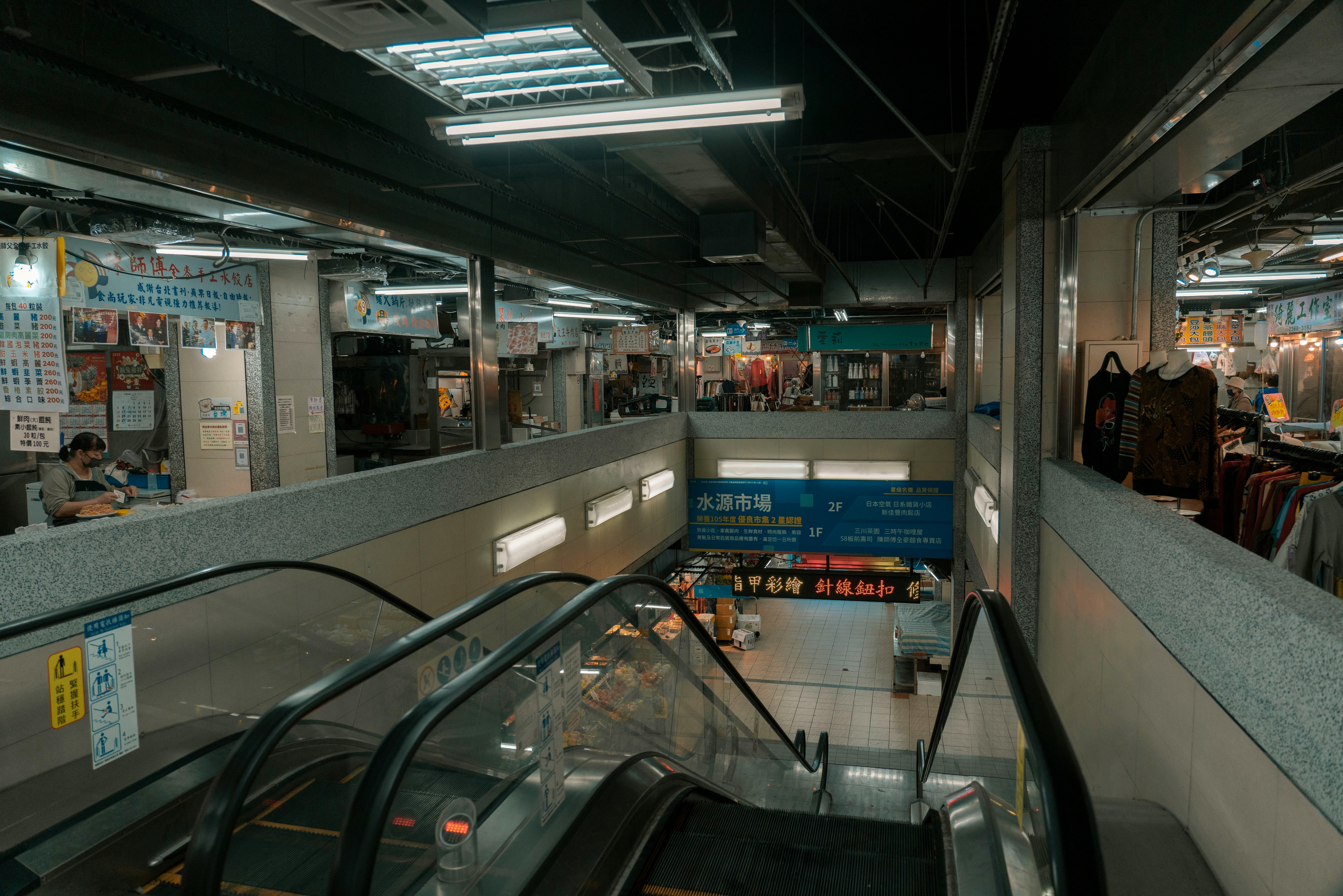 Why shopping malls dont have clocks