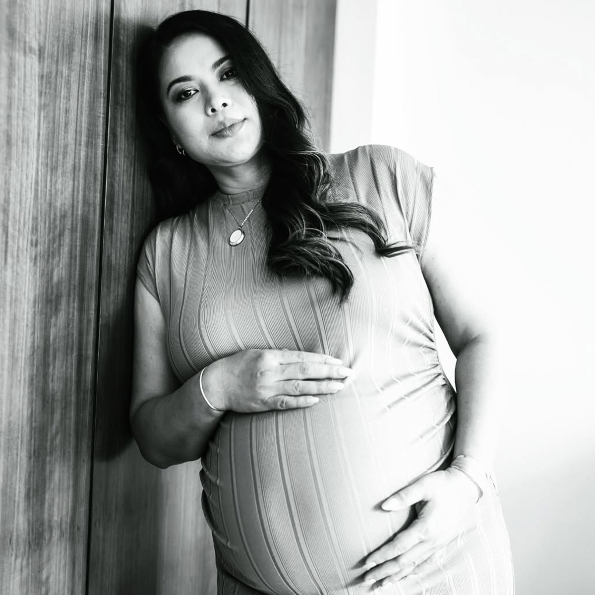 Randeep holds pregnant wife