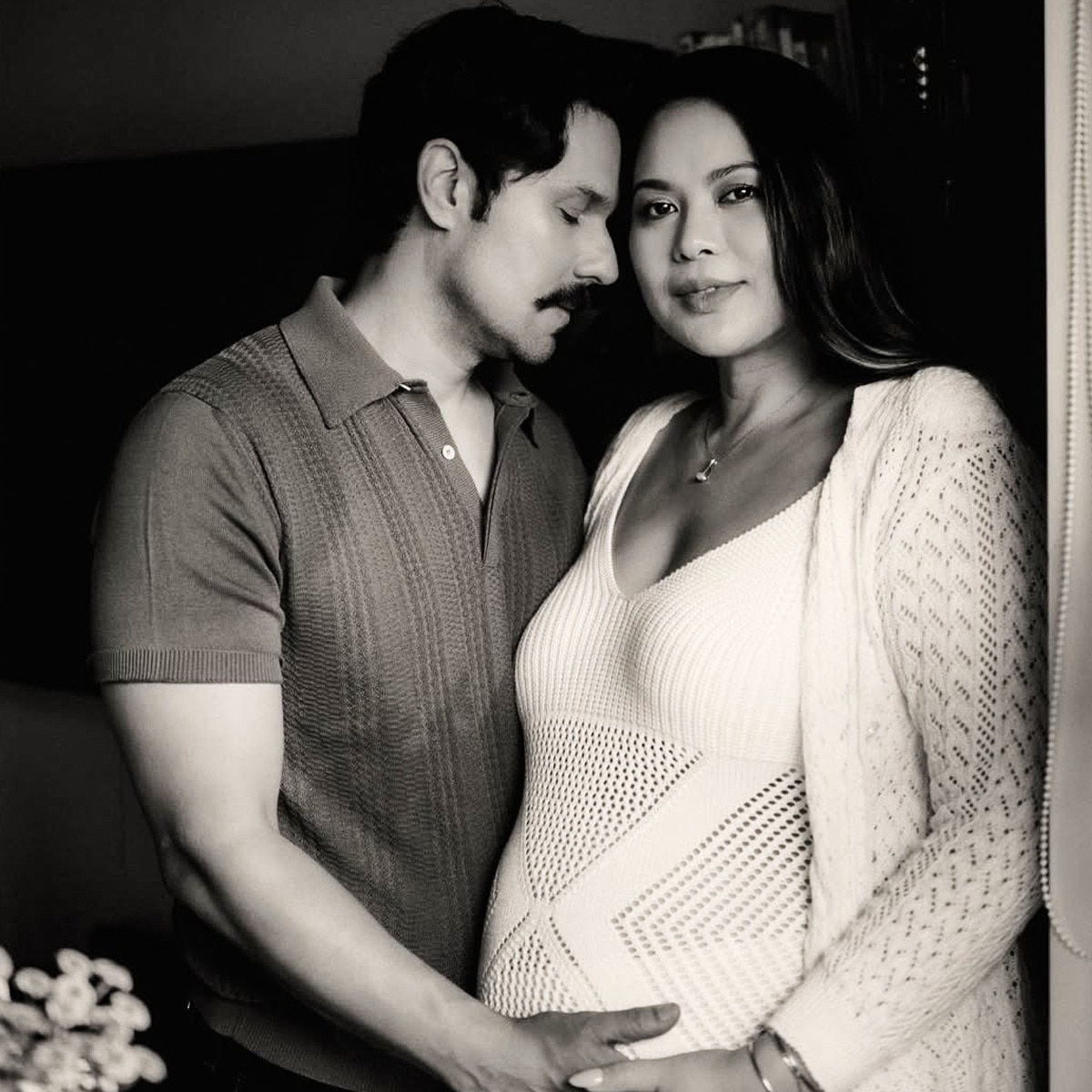 Randeep holds pregnant wife