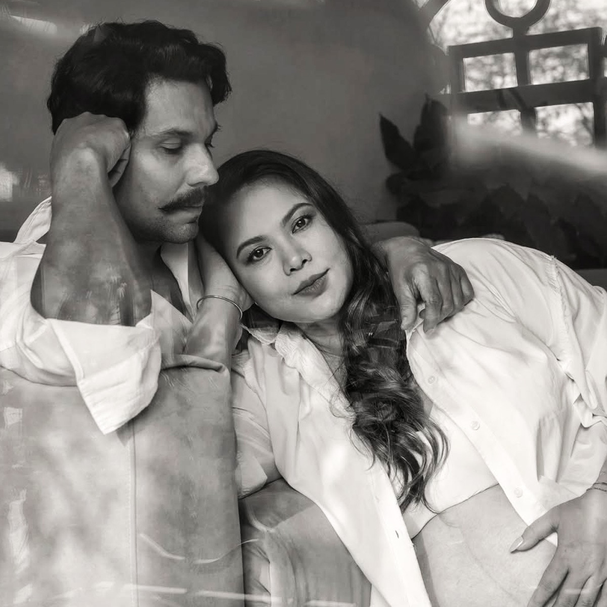 Randeep holds pregnant wife