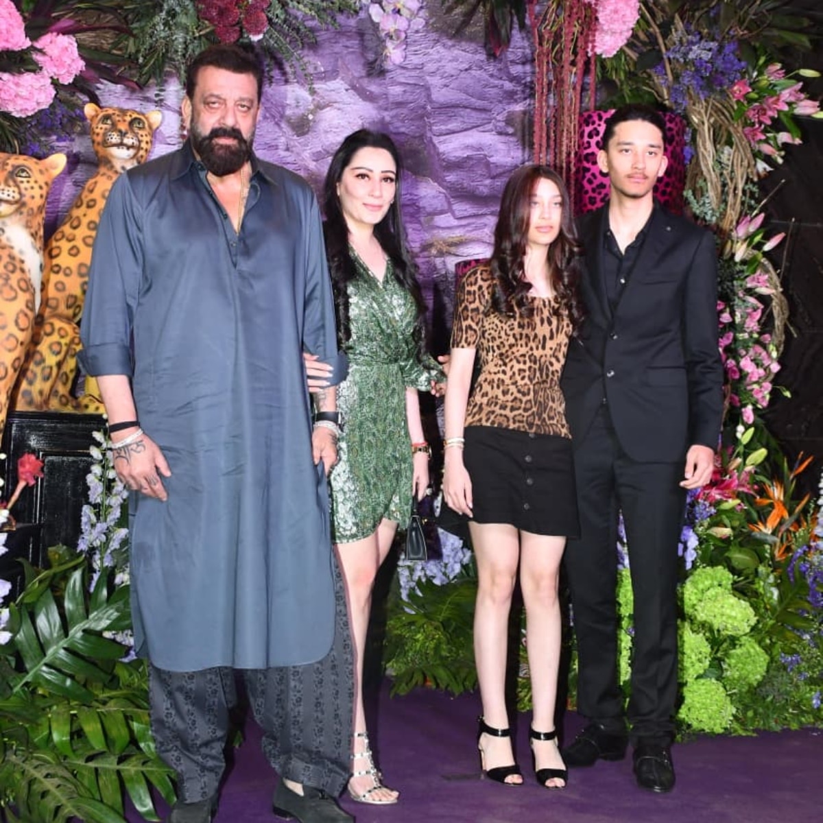 फैमिली के साथ दिखे संजय दत्त