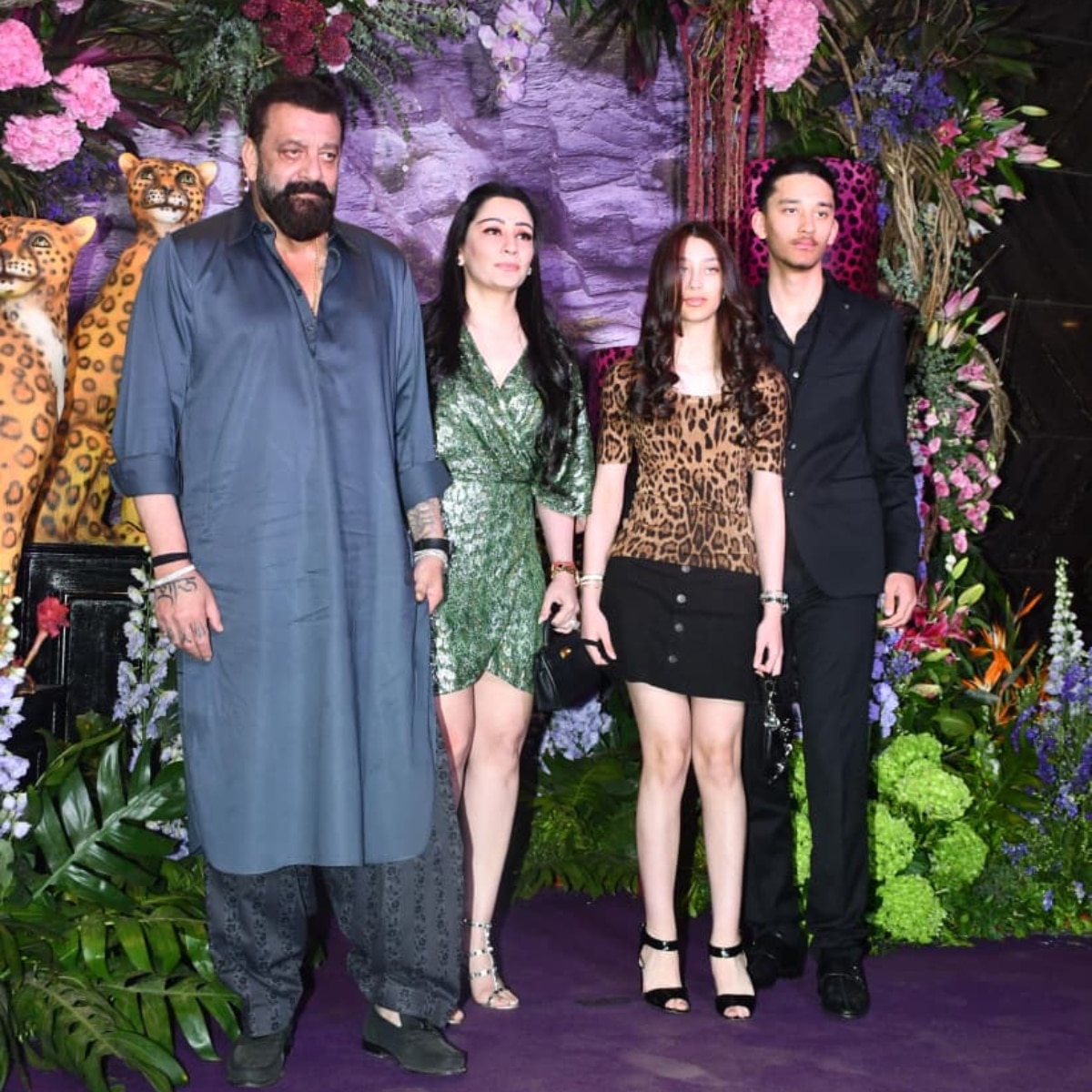 फैमिली के साथ दिखे संजय दत्त