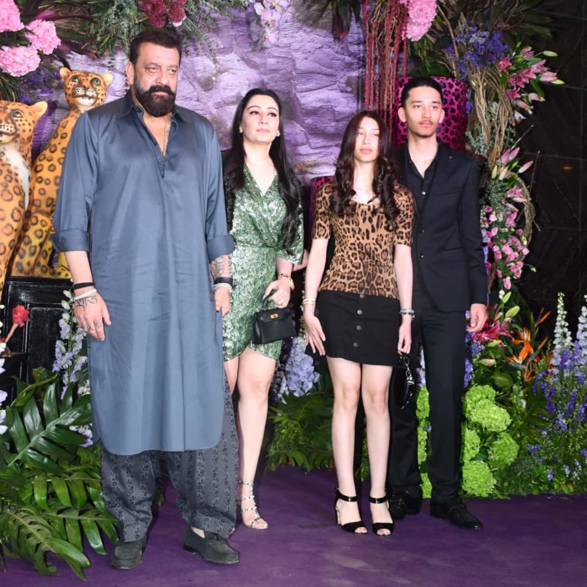 फैमिली के साथ दिखे संजय दत्त