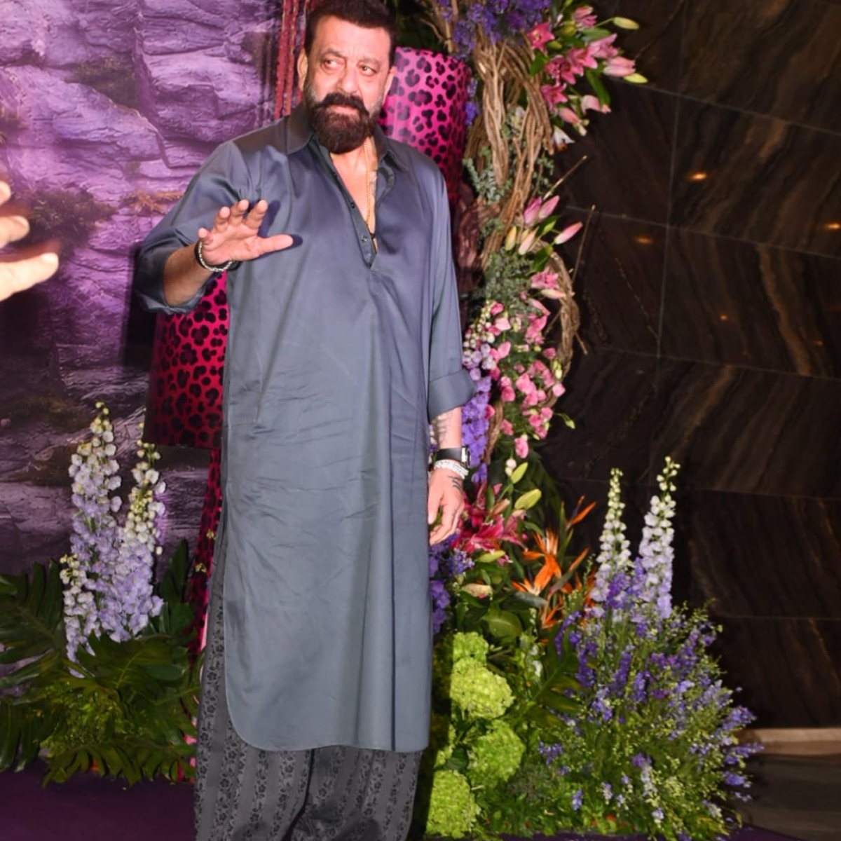 फैमिली के साथ दिखे संजय दत्त