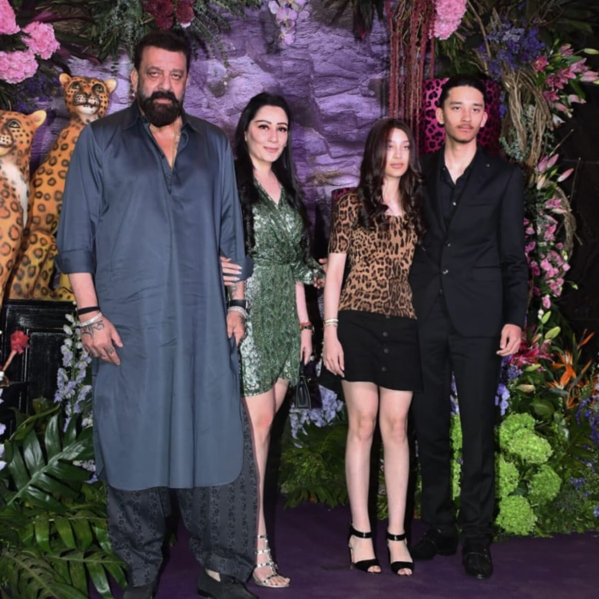 फैमिली के साथ दिखे संजय दत्त