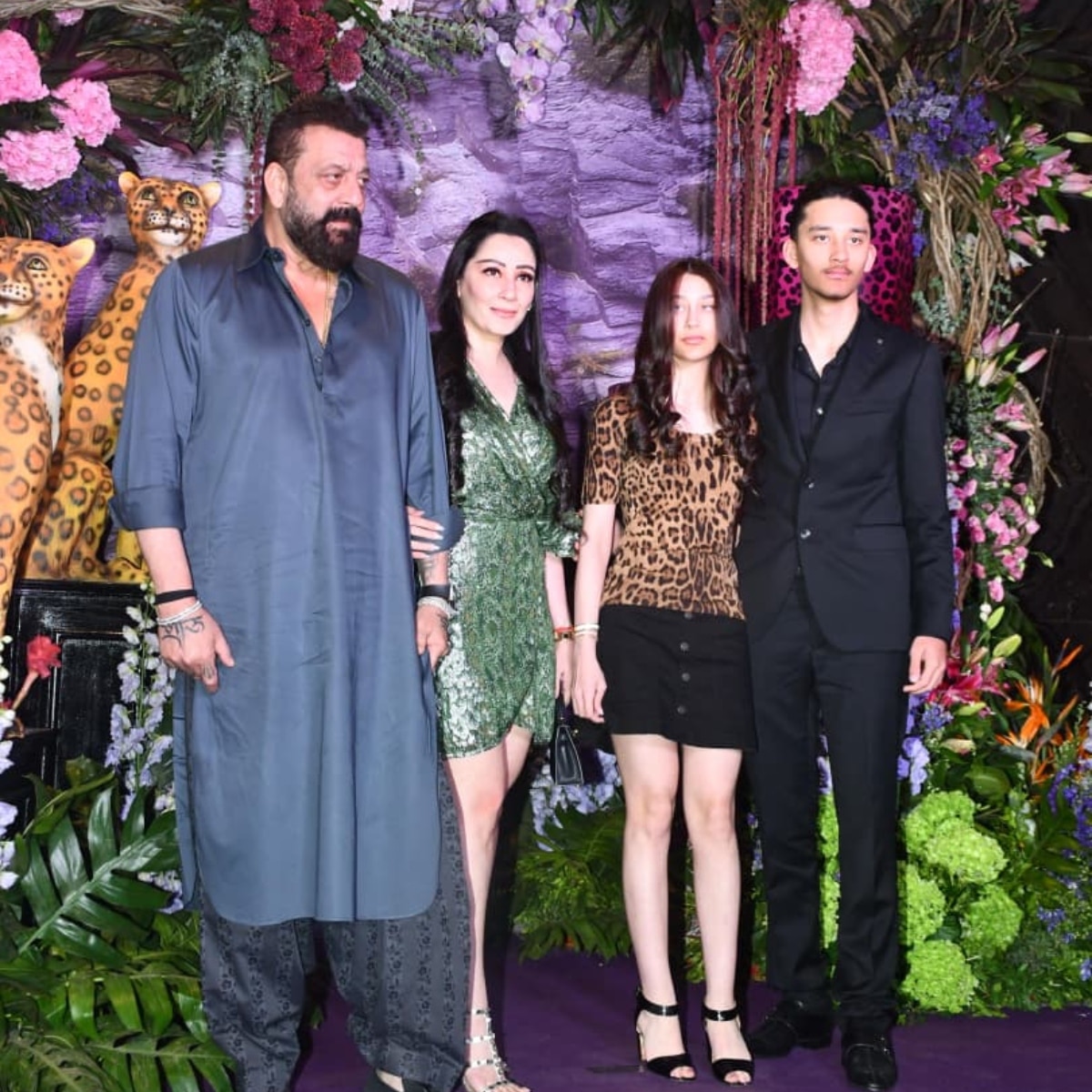 फैमिली के साथ दिखे संजय दत्त