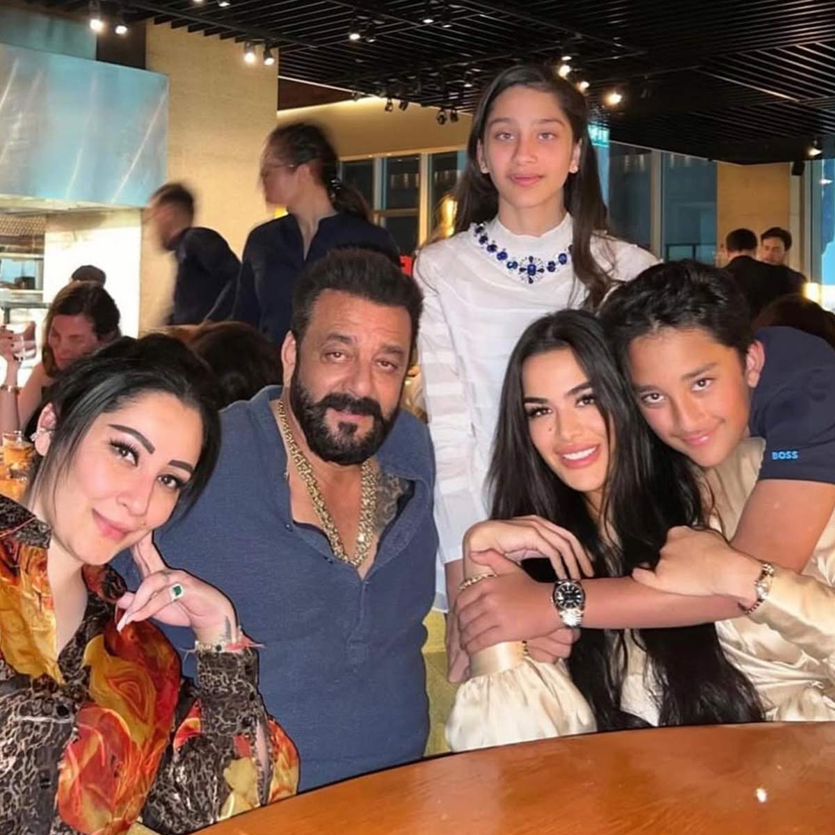 लाइमलाइट से दूर रहती हैं संजय दत्त की बड़ी बेटी