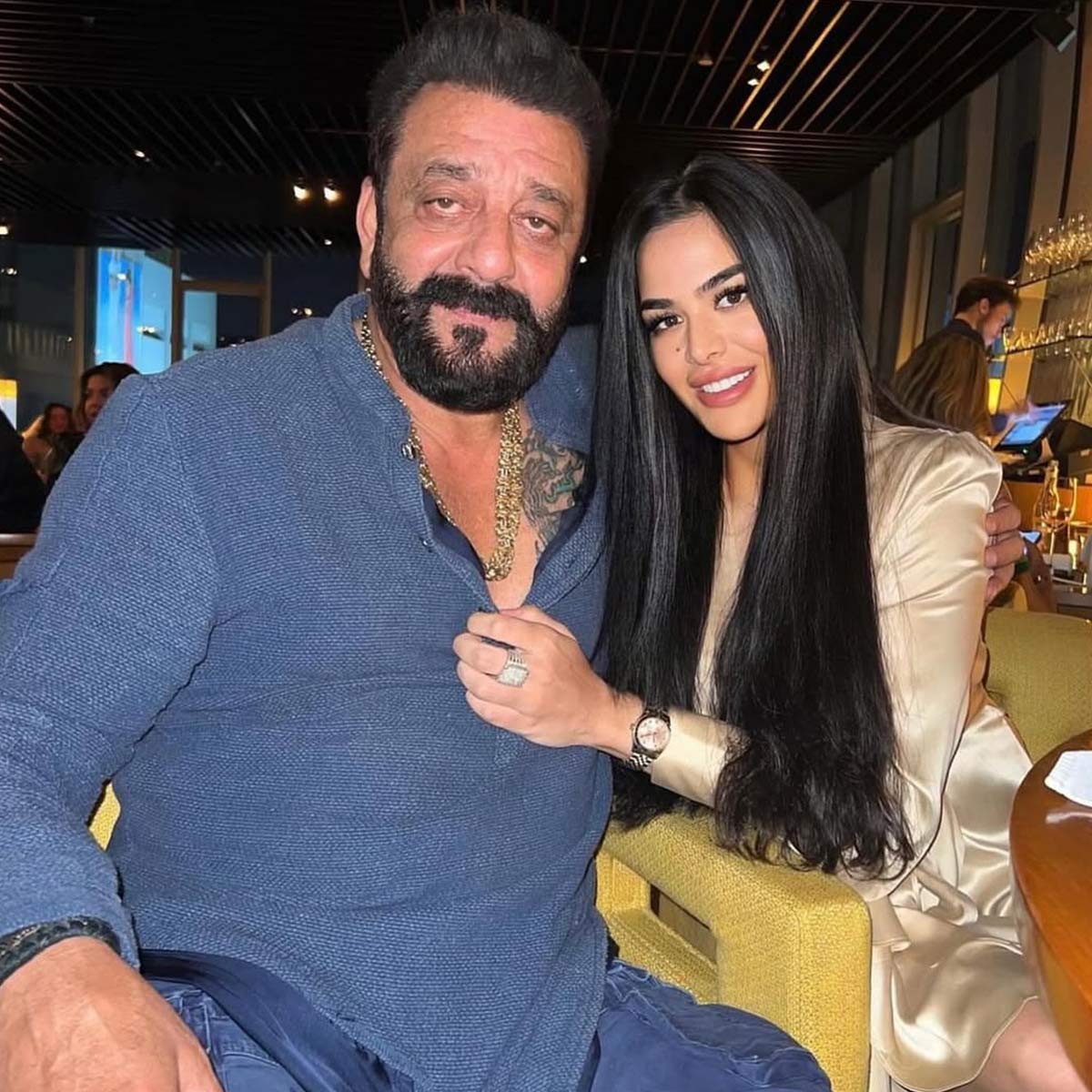 लाइमलाइट से दूर रहती हैं संजय दत्त की बड़ी बेटी