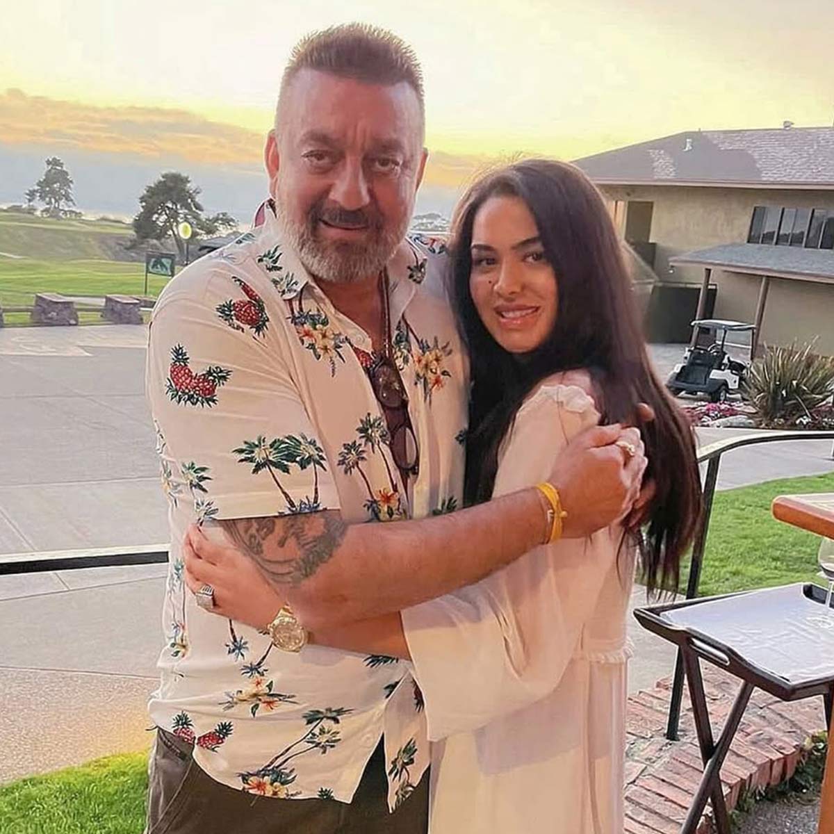 लाइमलाइट से दूर रहती हैं संजय दत्त की बड़ी बेटी