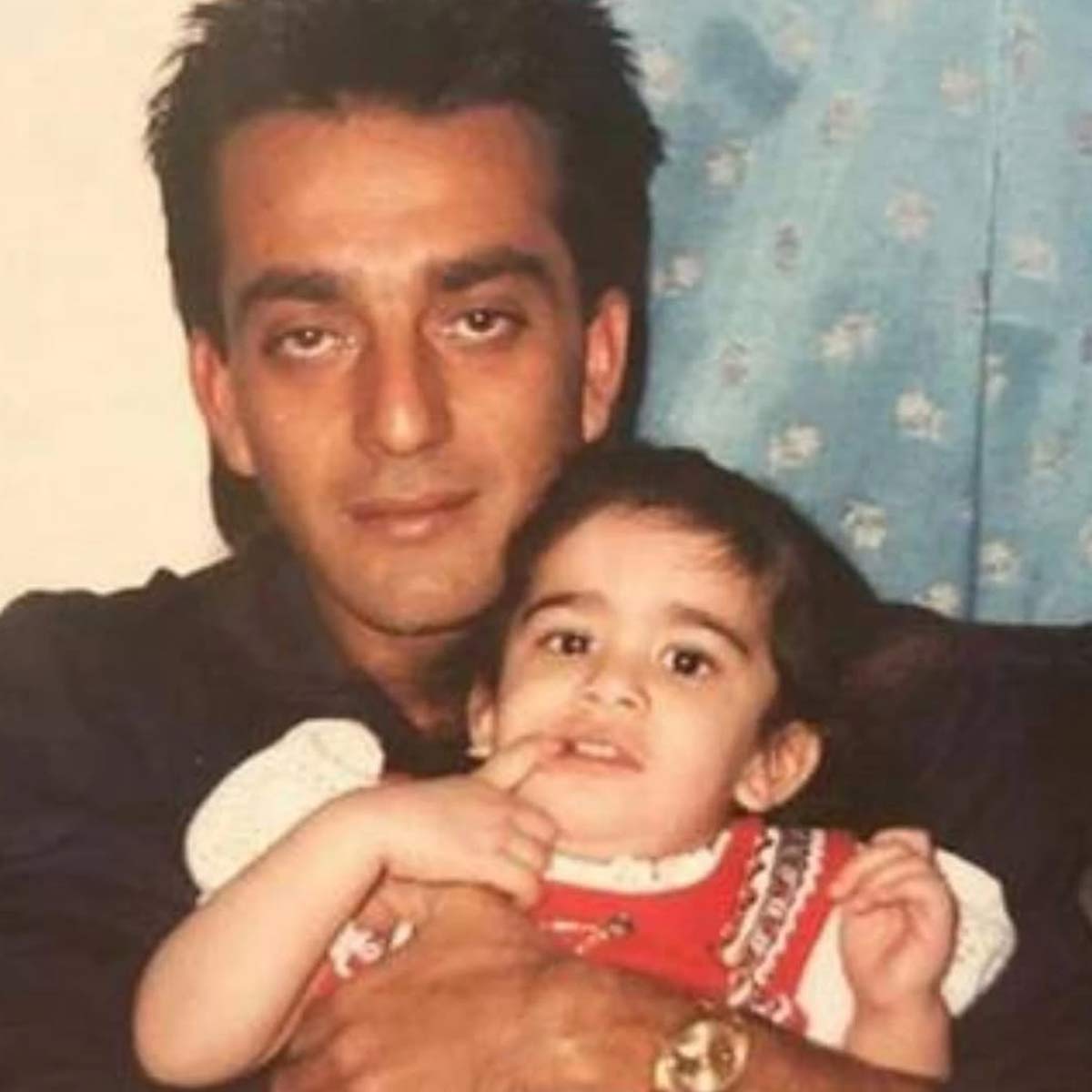 लाइमलाइट से दूर रहती हैं संजय दत्त की बड़ी बेटी