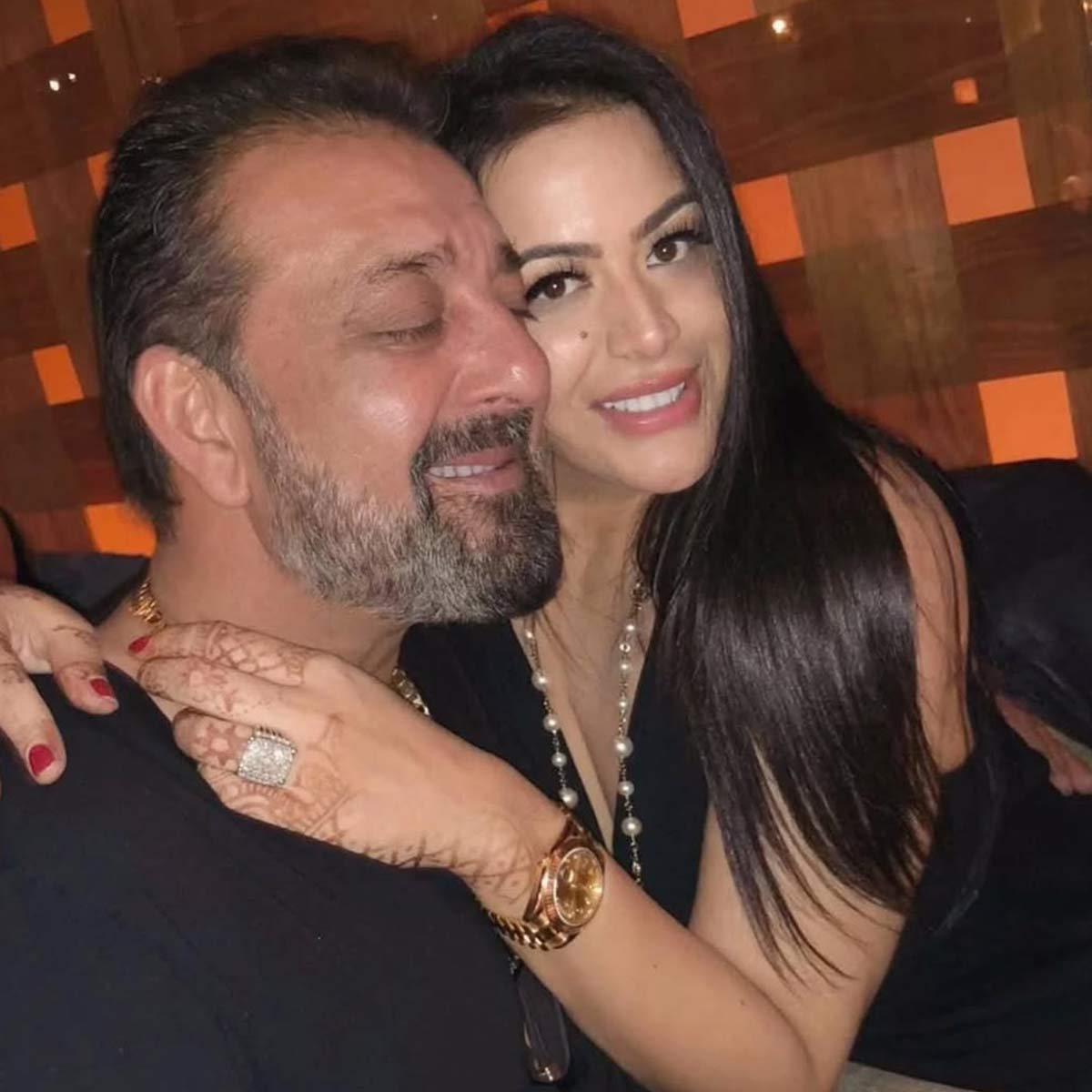 लाइमलाइट से दूर रहती हैं संजय दत्त की बड़ी बेटी