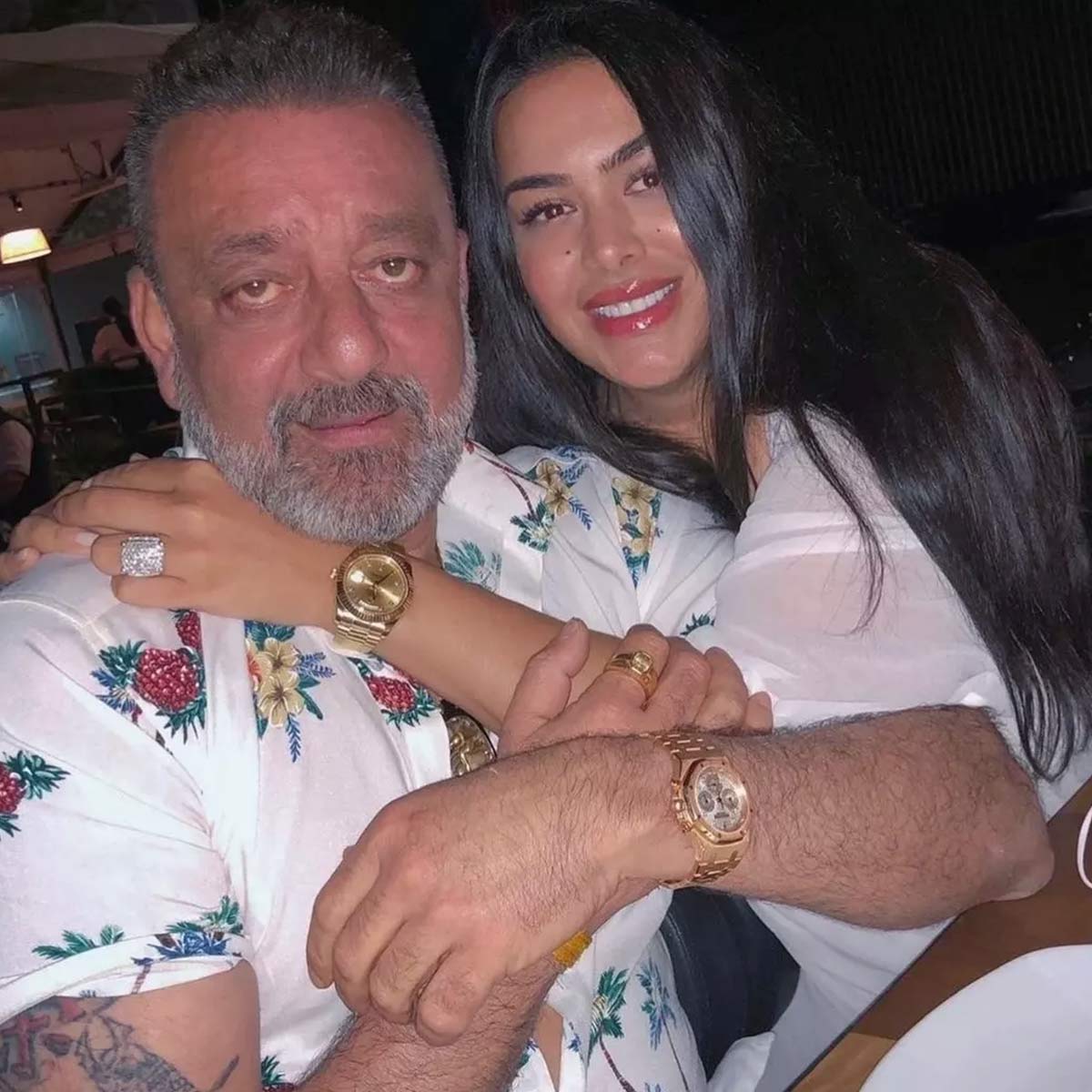 लाइमलाइट से दूर रहती हैं संजय दत्त की बड़ी बेटी