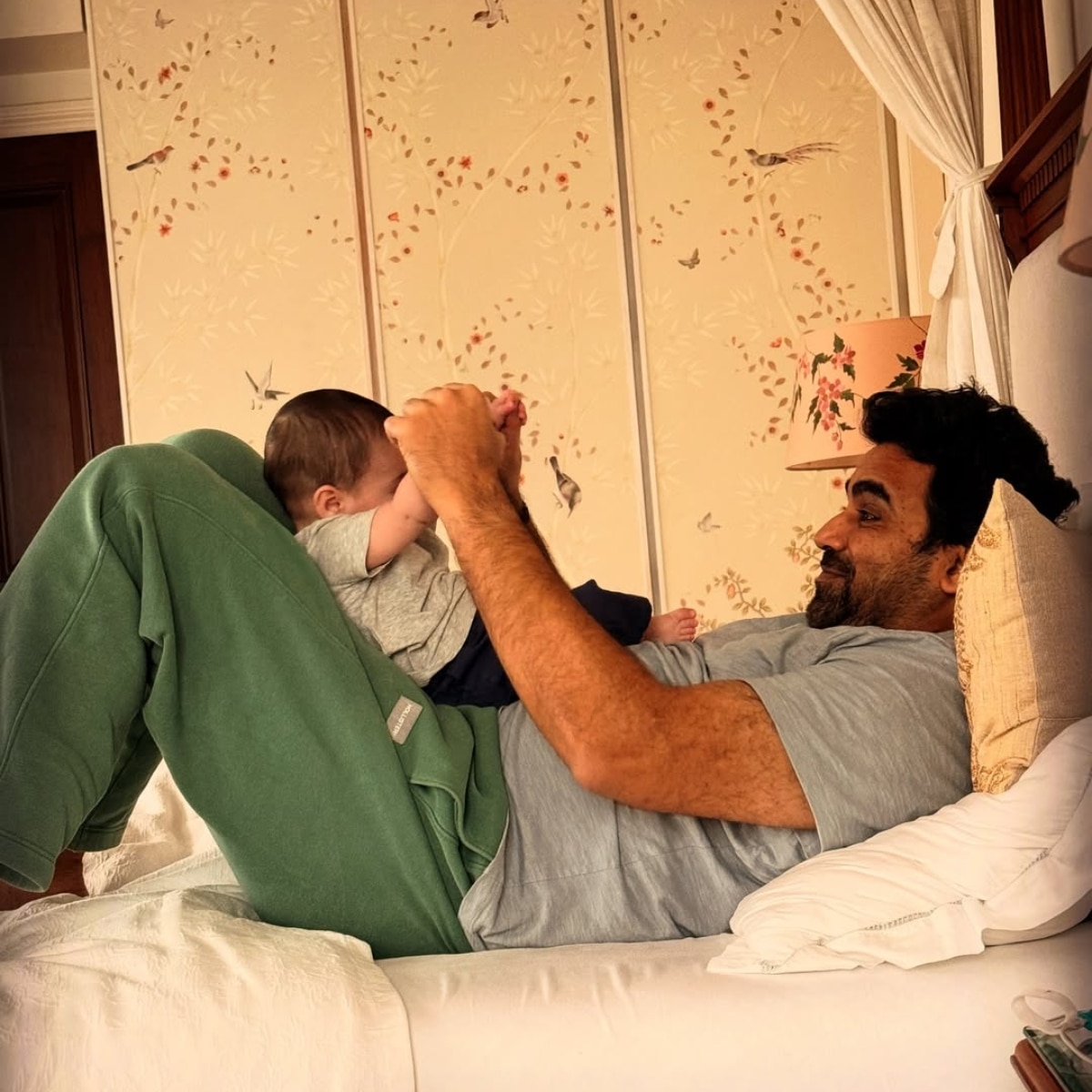 बेडरूम को चिड़िया वाले आर्टवर्क से सजाया गया है.