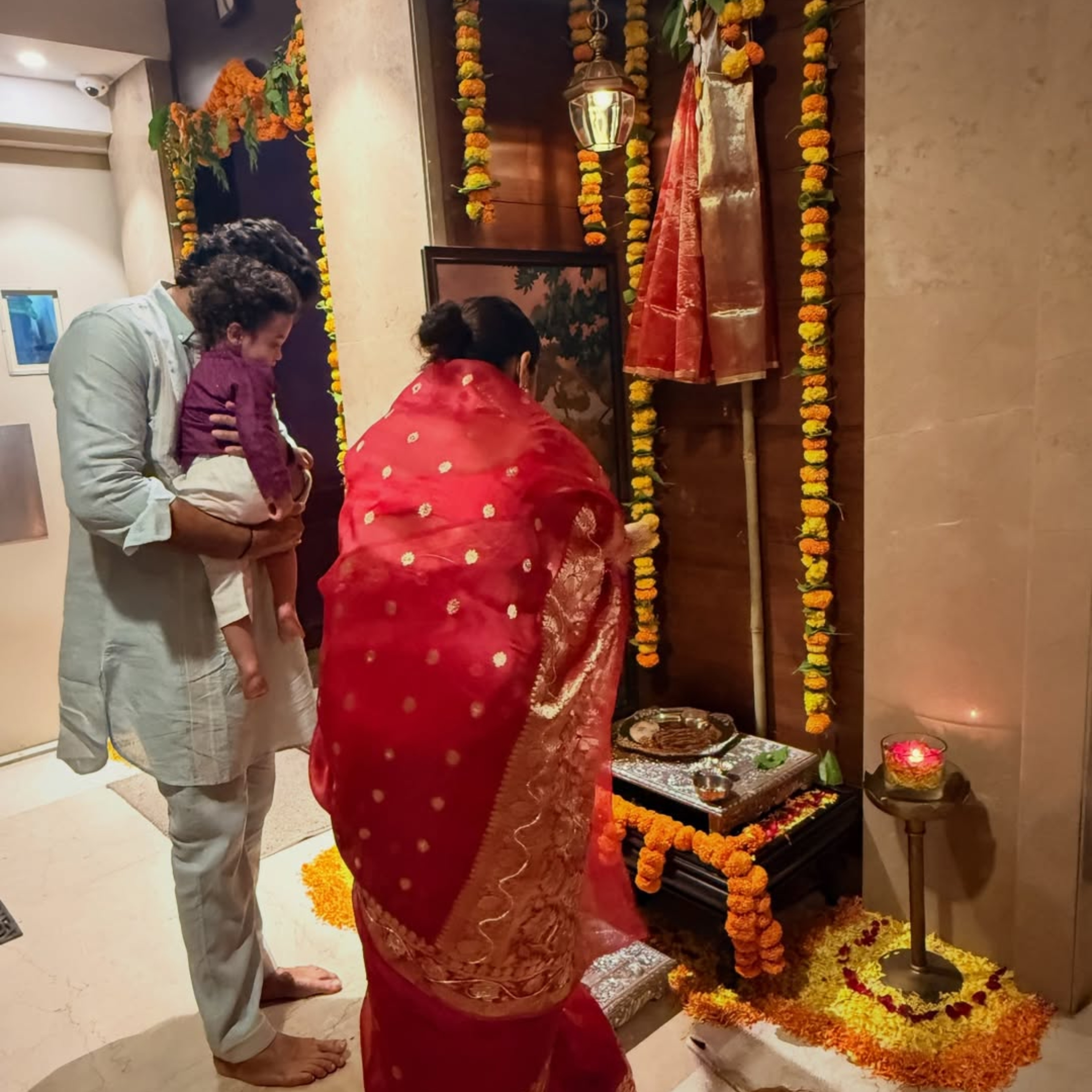 घर का मंदिर फूलों से सजता है.