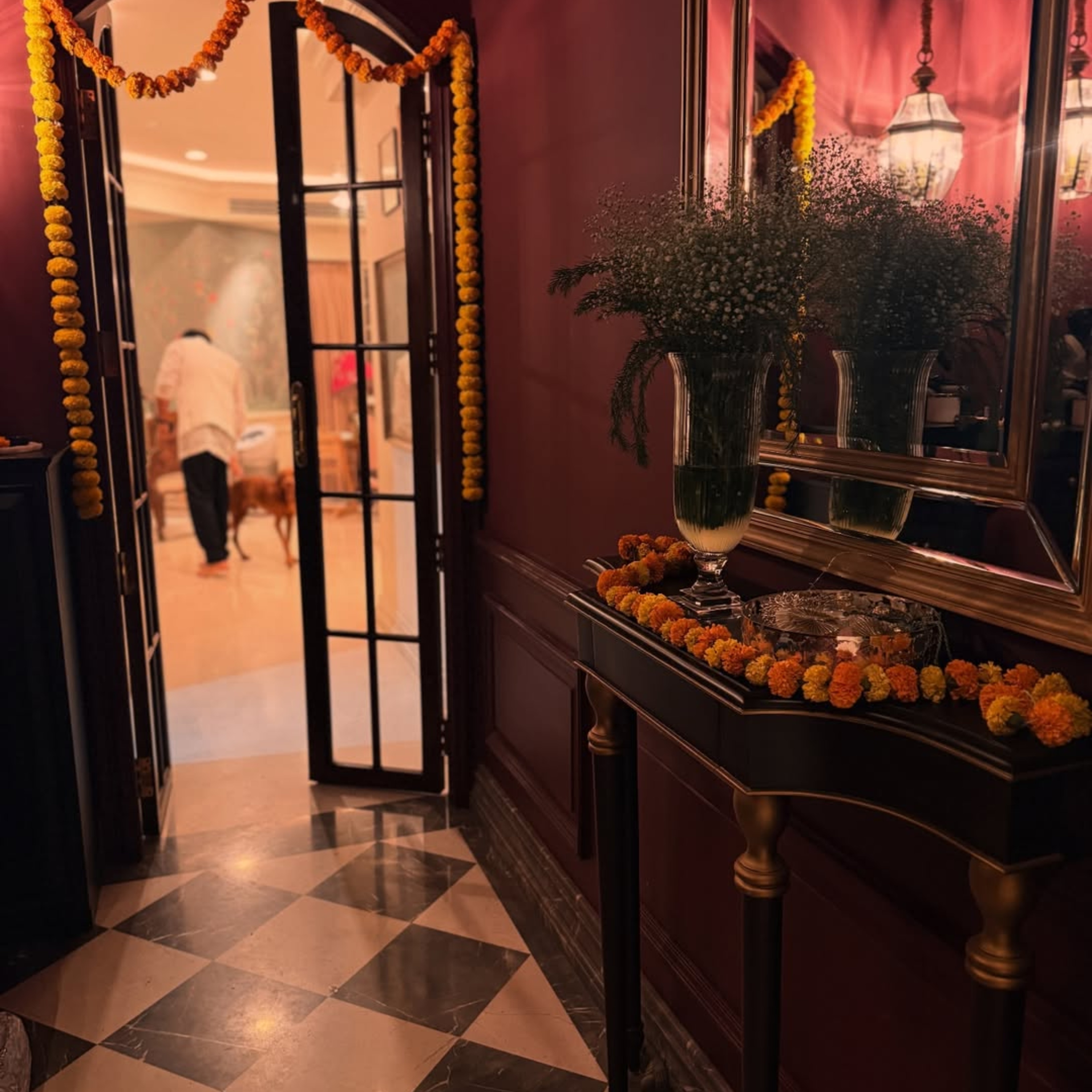 जहीर खान और सागरिका घाटगे के घर में सागवान की लकड़ी का काम है.