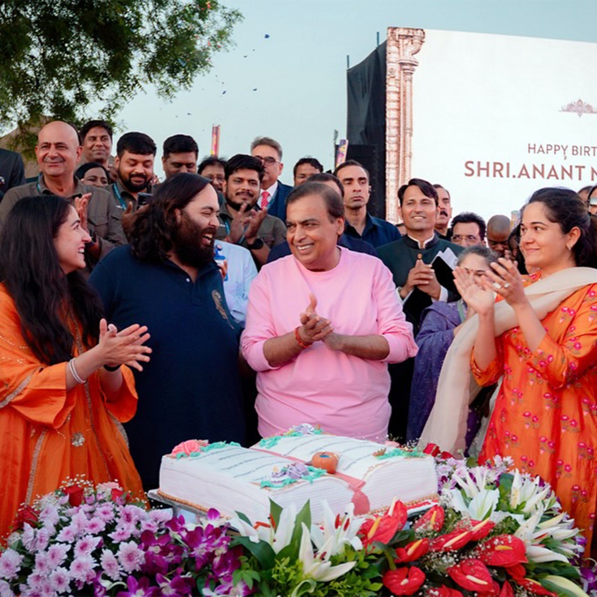 अनंत अंबानी के बर्थडे पर राधिका मर्चेंट और अंजलि मर्चेंट.