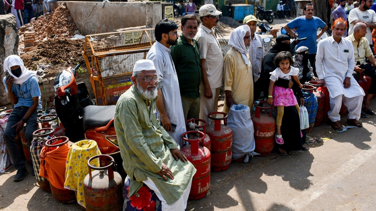 गैस की कमी का असर लोगों के रोजमर्रा के कामों पर साफ दिखाई दे रहा है. ( Photo: PTI)