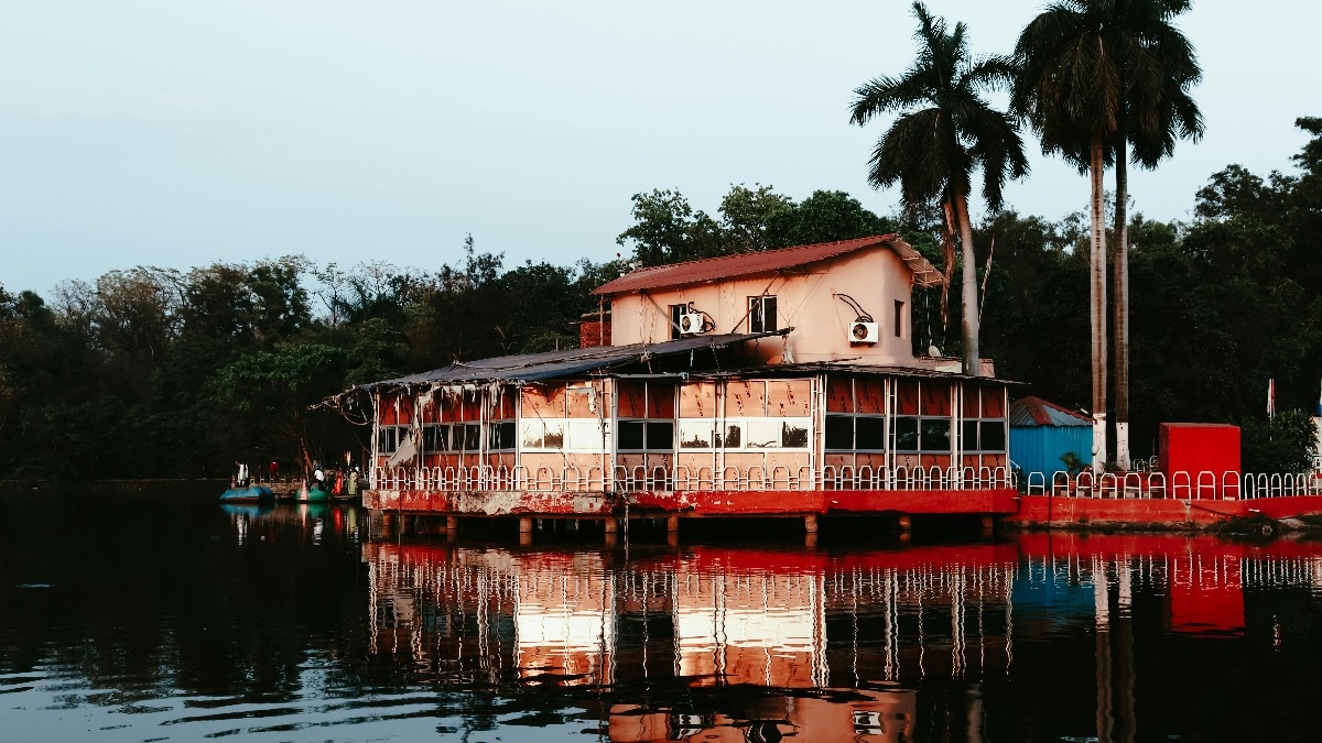 अलप्पुझा अपनी शांत बैकवाटर्स और नावों से भरी नहरों के लिए प्रसिद्ध है. ( Photo: Pexels)