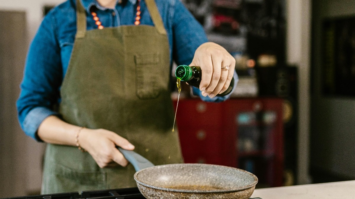 भारत में 1 लीटर सरसों का तेल आमतौर पर 150 से 200 रुपये के बीच मिल जाता है. ( Photo: Pexels)