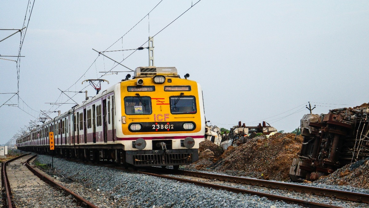 ट्रेन के डिब्बे अलग-अलग रंग के क्यों होते हैं? जानिए हर रंग का मतलब