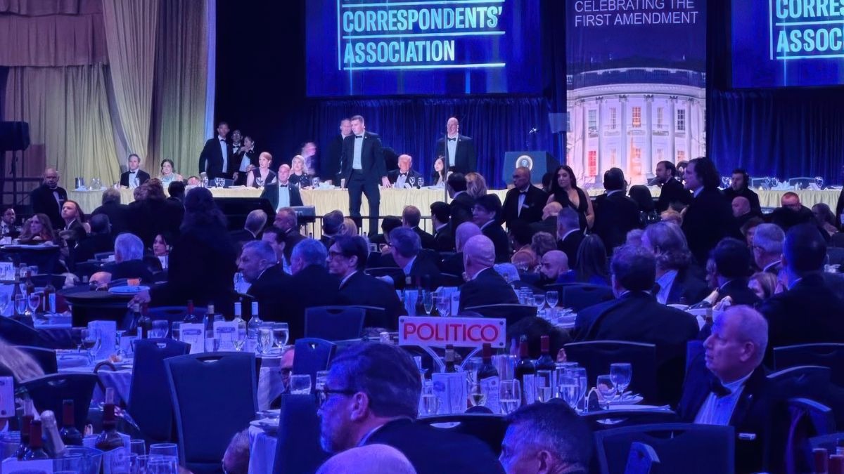 ट्रंप को बचाने दौड़े सीक्रेट सर्विस के जवान... तस्वीरों में देखें व्हाइट हाउस डिनर में कैसे हुआ शूटआउट