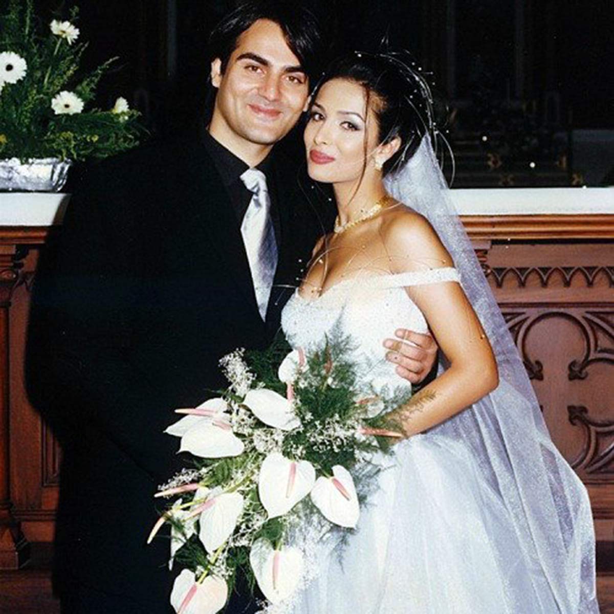 इन सितारों ने दूसरे धर्म में रचाई शादी