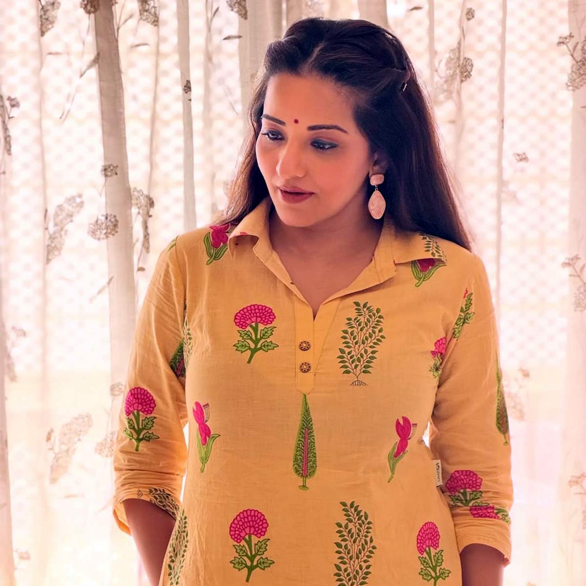 करोड़ों के घर में रहती हैं मोनालिसा