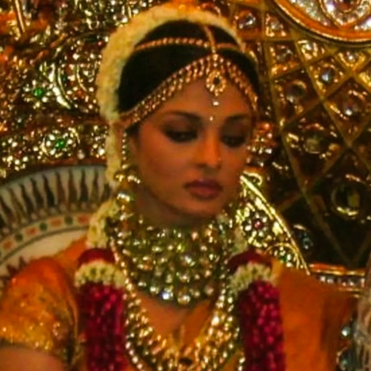 सोने की कांजीवरम साड़ी में दुल्हन बनीं ऐश्वर्या राय