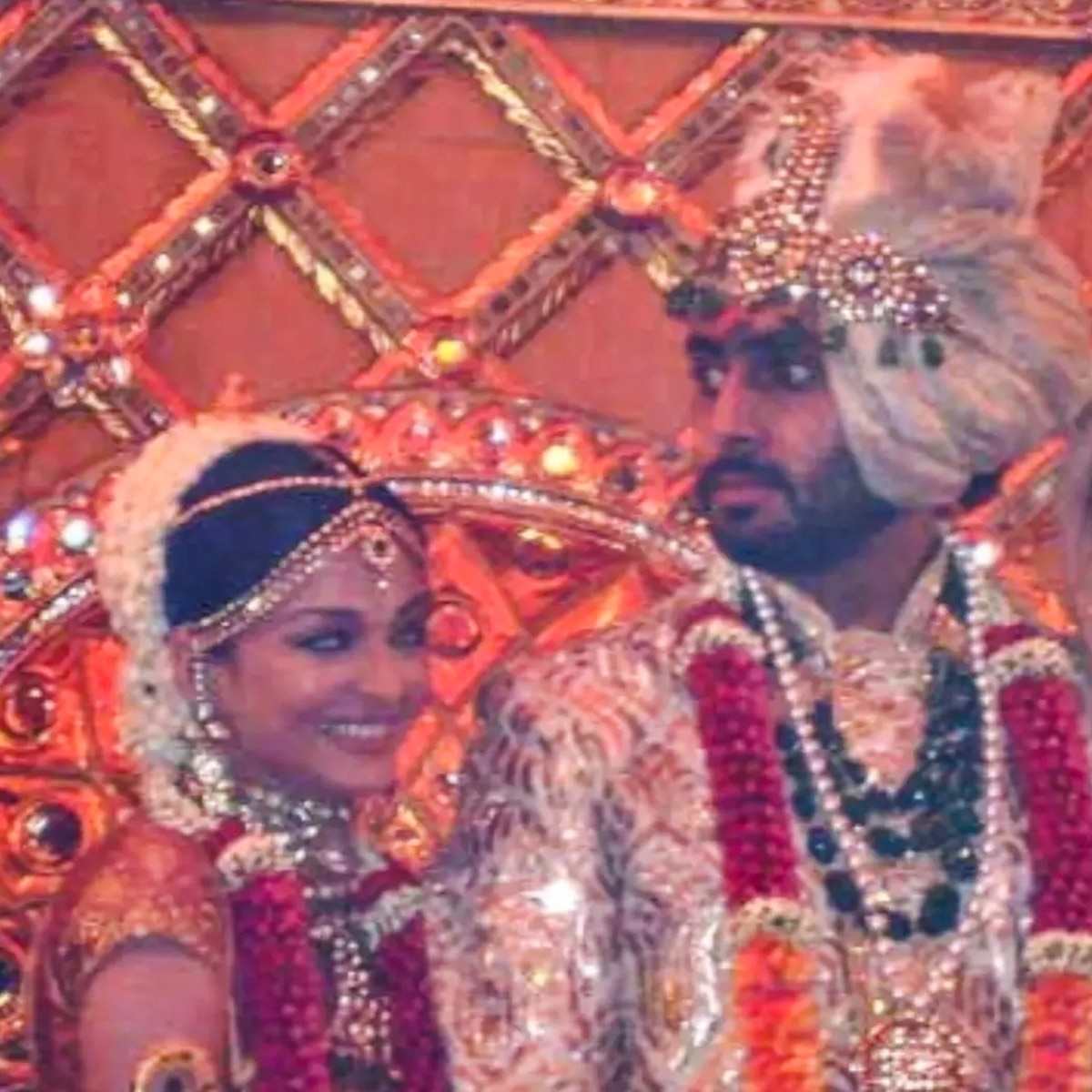 सोने की कांजीवरम साड़ी में दुल्हन बनीं ऐश्वर्या राय