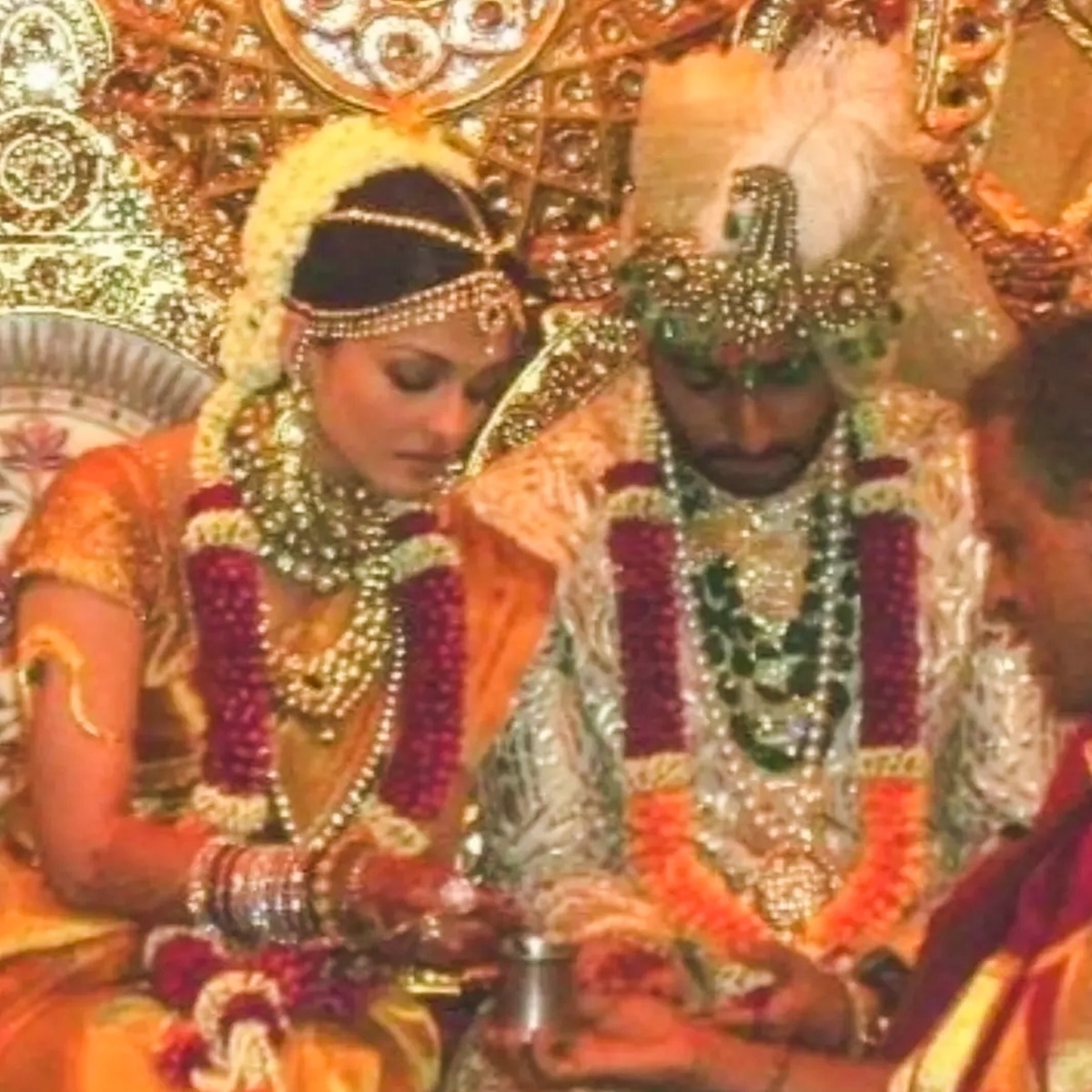 सोने की कांजीवरम साड़ी में दुल्हन बनीं ऐश्वर्या राय