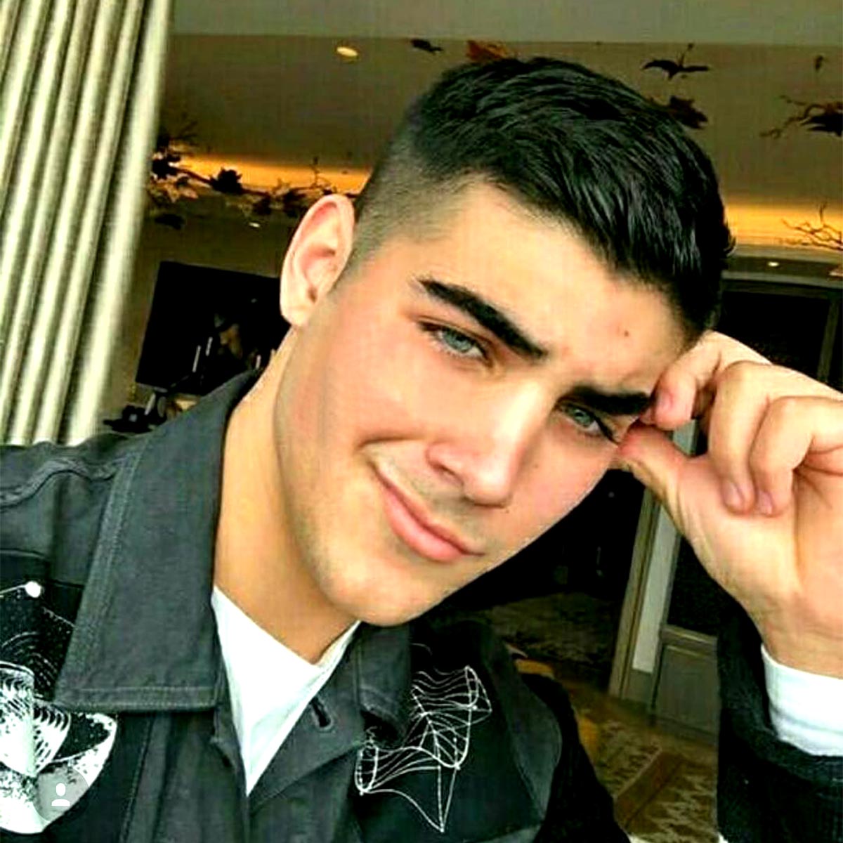 चंद पैसों के लिए नौकरी कर रहा अक्षय कुमार का बेटा