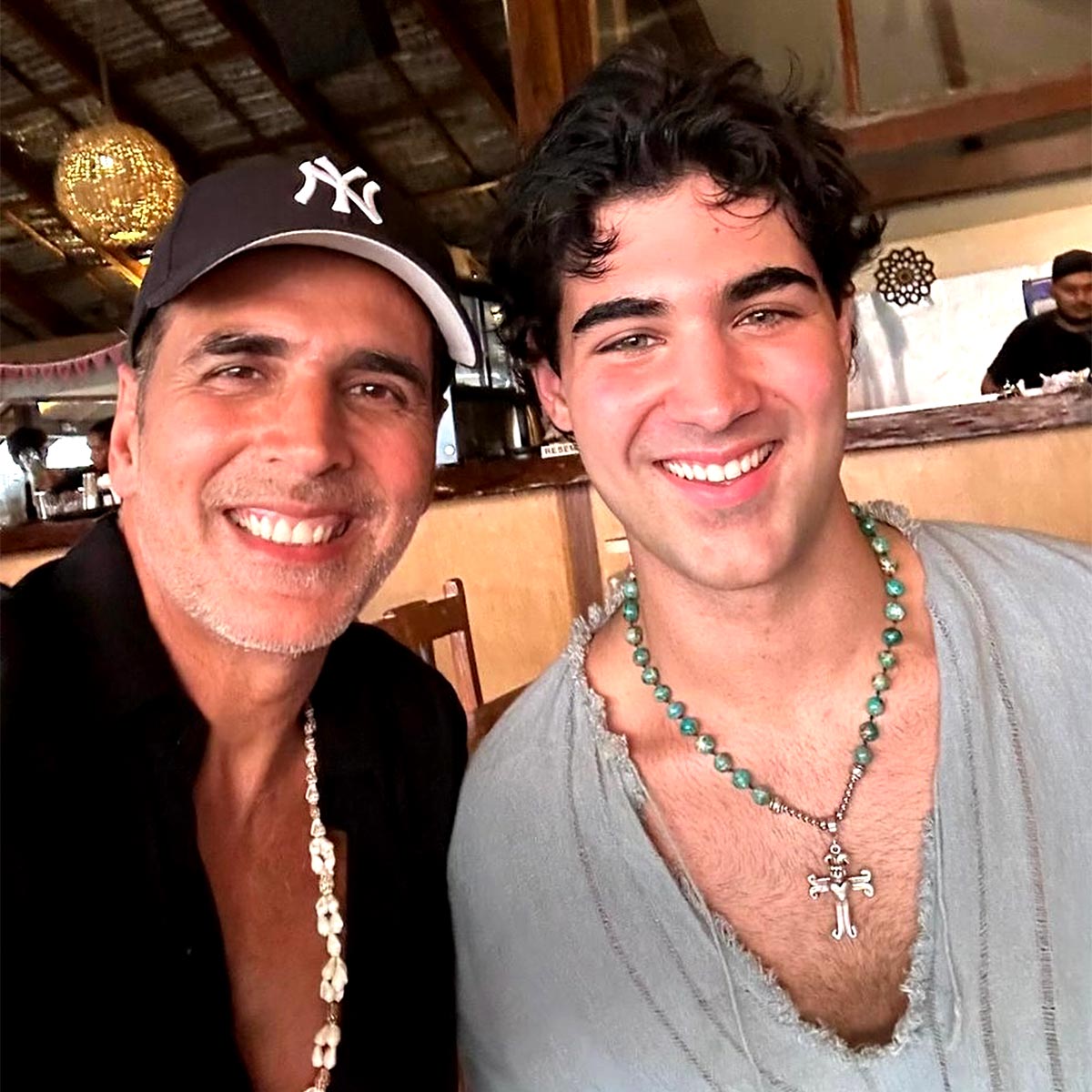 चंद पैसों के लिए नौकरी कर रहा अक्षय कुमार का बेटा