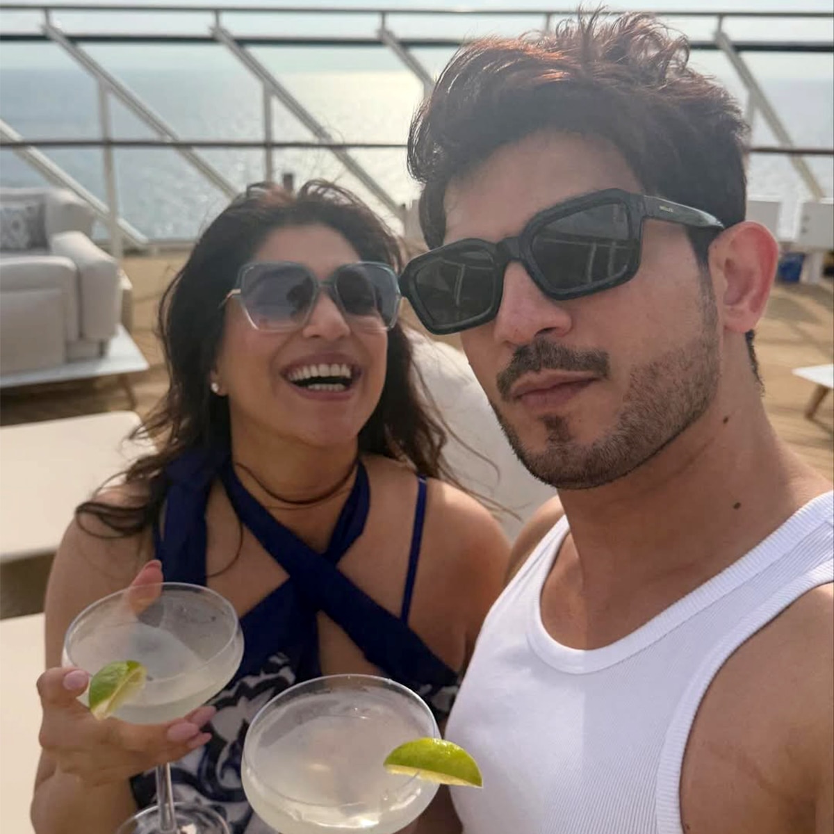 पत्नी की बांहों में एक्टर 