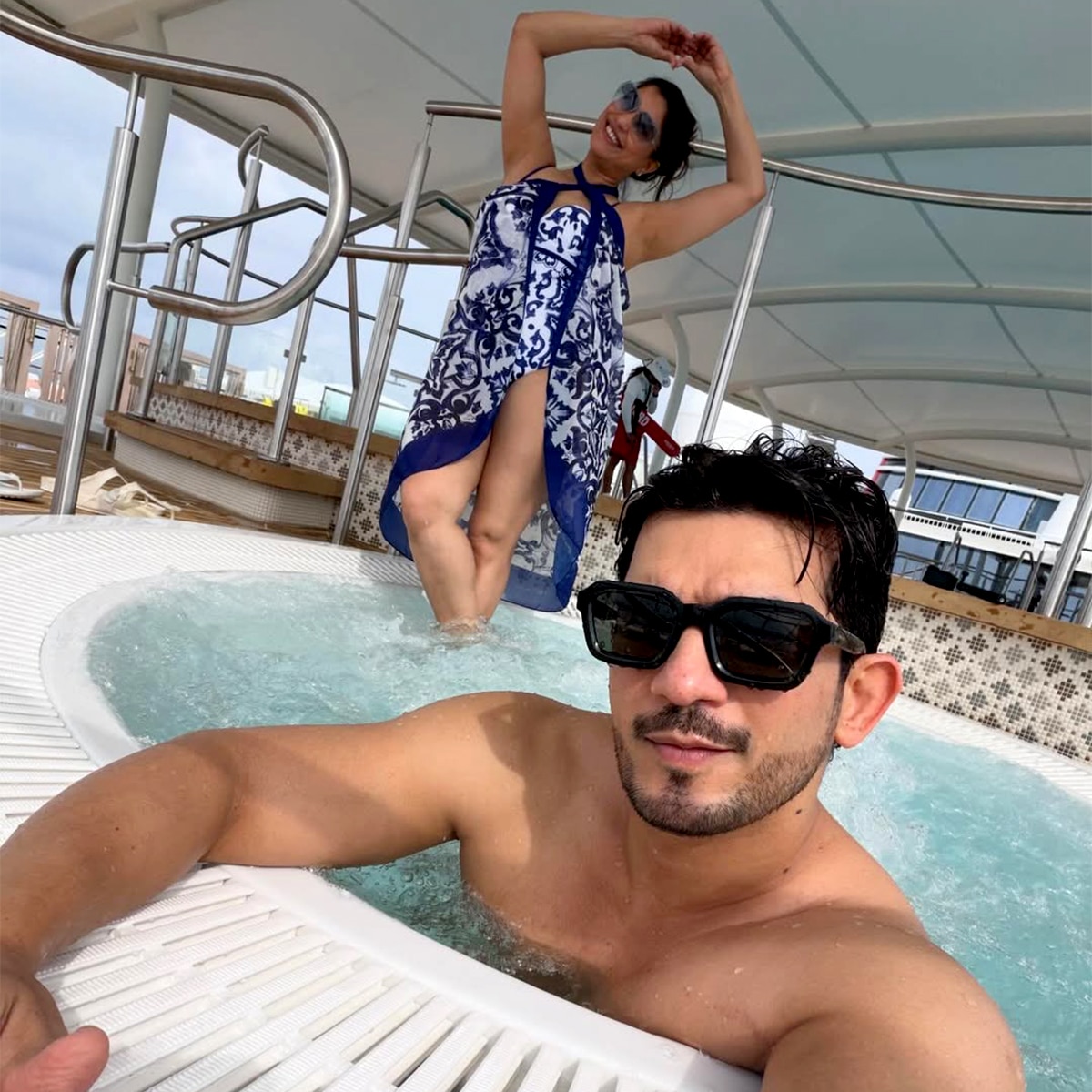 पत्नी की बांहों में एक्टर 