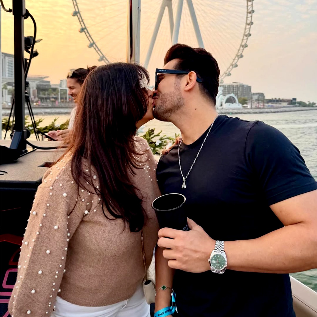 पत्नी की बांहों में एक्टर 