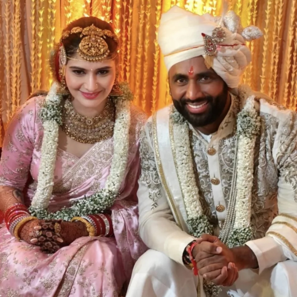 आरती सिंह, दीपक चौहान