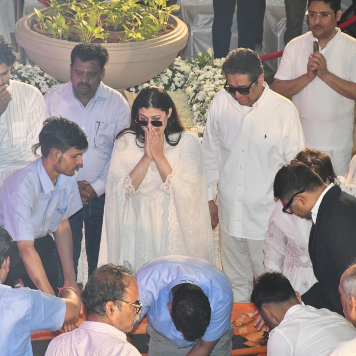 क्रिकेटर सिराज के गले लगकर रोईं आशा भोसले की पोती