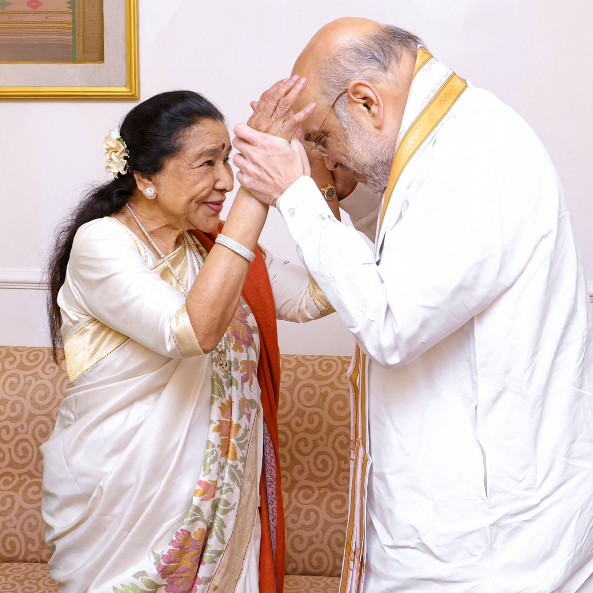 अमित शाह के साथ आशा भोसले