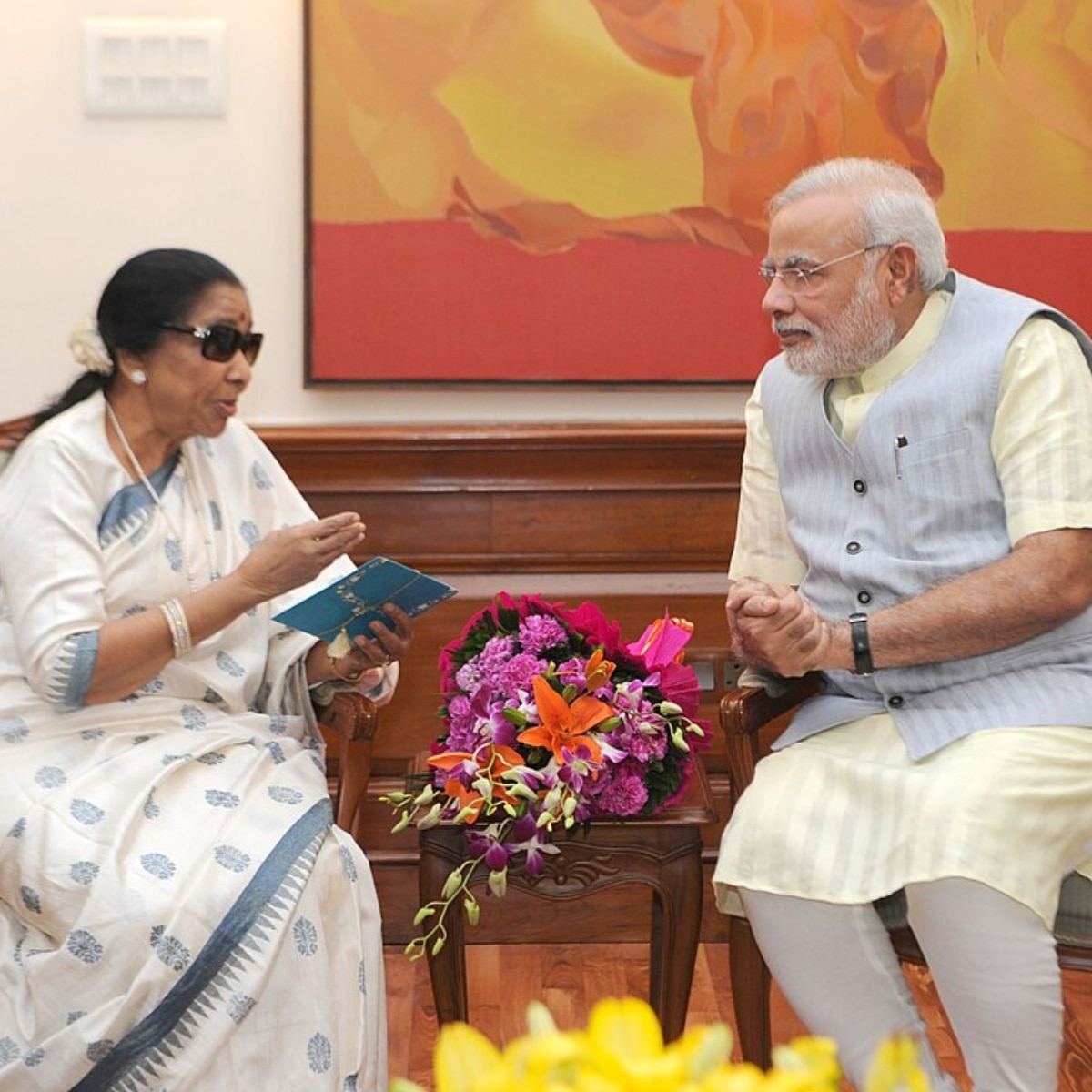 पीएम नरेंद्र मोदी के साथ आशा भोसले