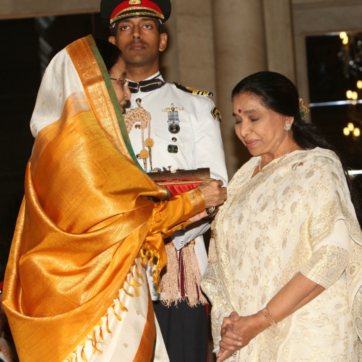 आशा भोसले के साथ प्रतिभा पाटिल