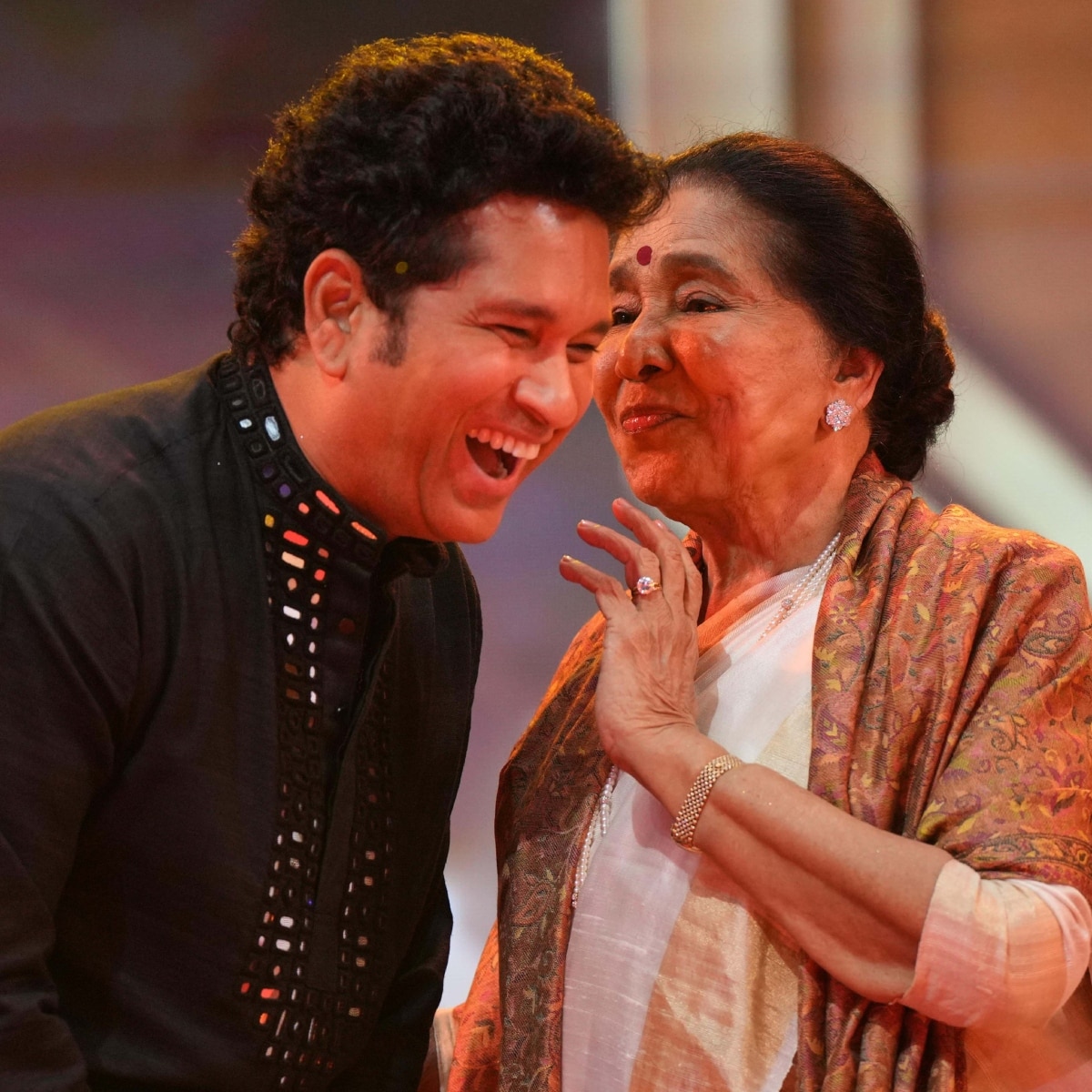 सचिन तेंदुलकर संग आशा भोसले