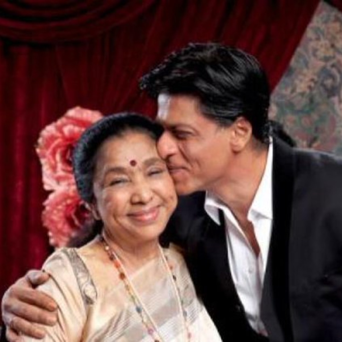 शाहरुख खान के साथ आशा भोसले