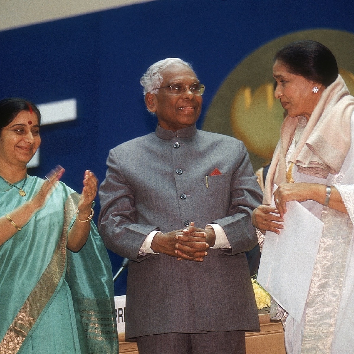 सुषमा स्वराज, के आर नारायण के साथ आशा भोसले