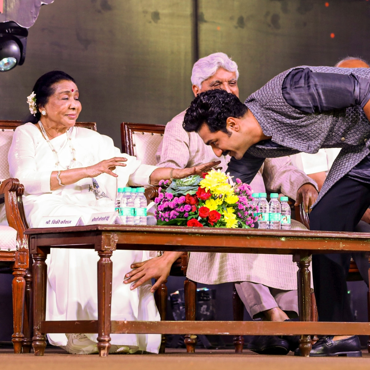 विक्की कौशल के साथ आशा भोसले