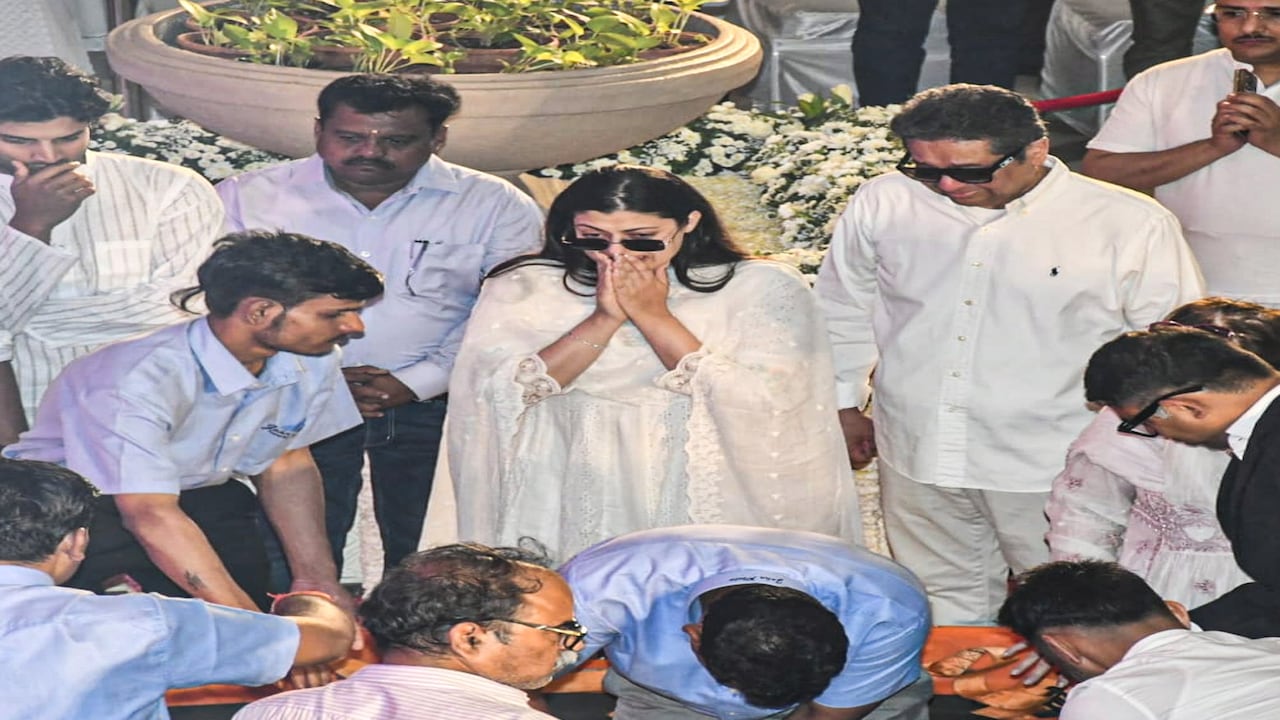 दादी आशा भोसले को खोकर टूटी पोती जनाई, नहीं रुके आंसू, दिखीं गुमसुम