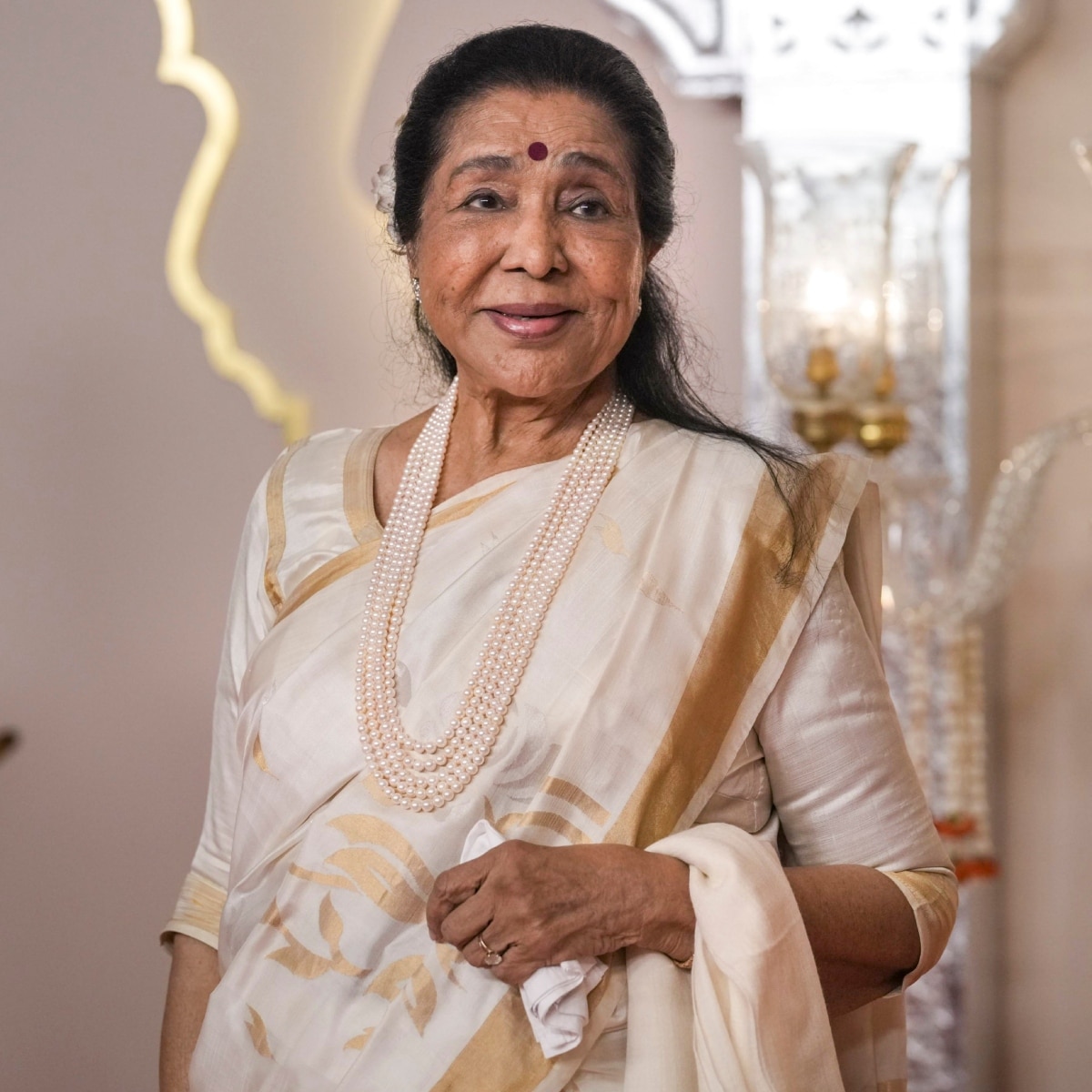 कौन हैं आशा भोसले के एक्स-दामाद?