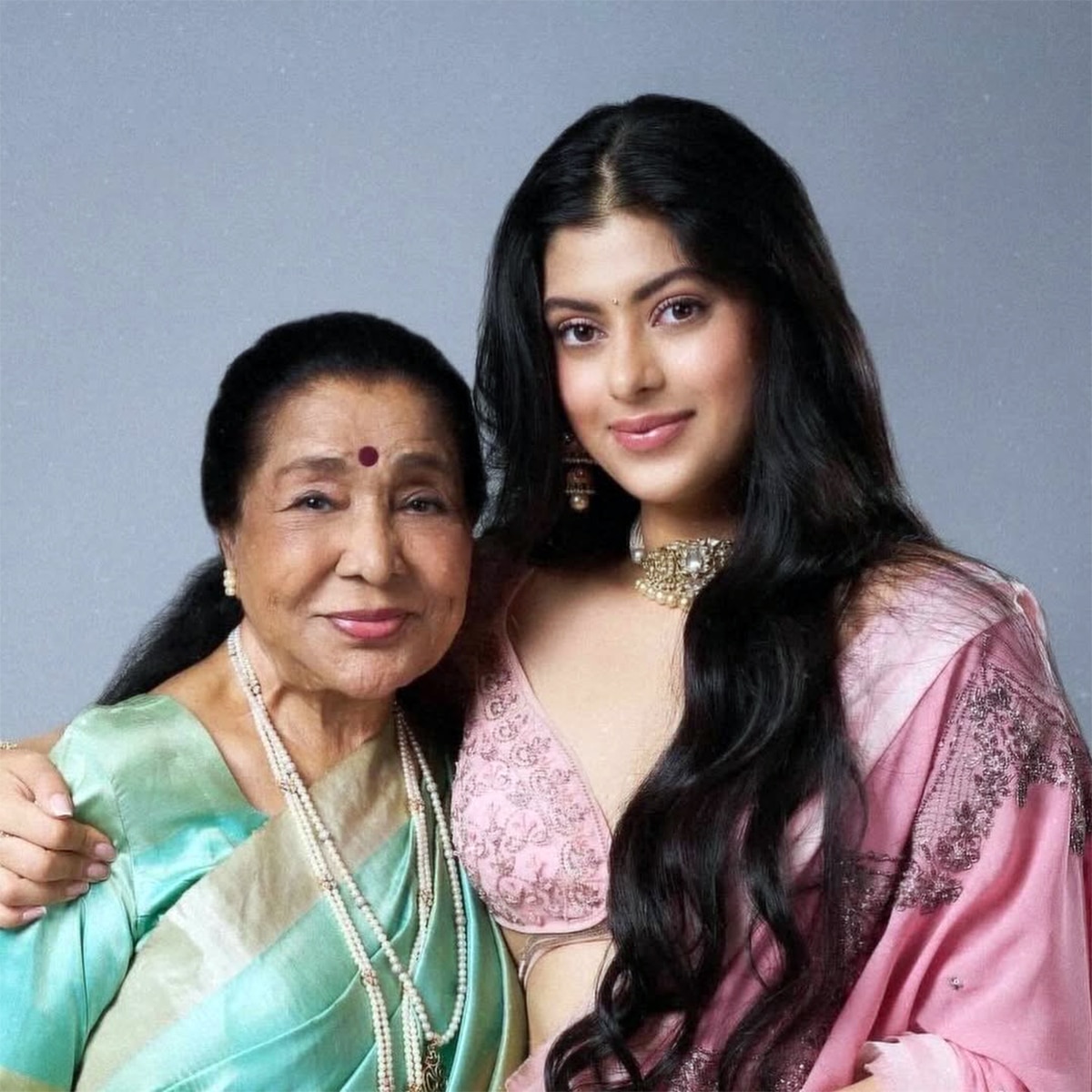 क्रिकेटर सिराज के गले लगकर रोईं आशा भोसले की पोती