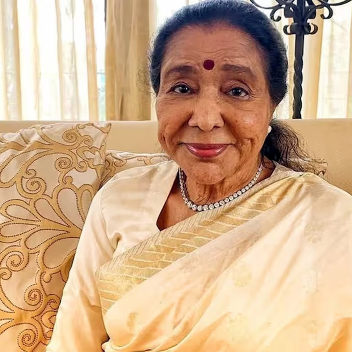 क्रिकेटर सिराज के गले लगकर रोईं आशा भोसले की पोती